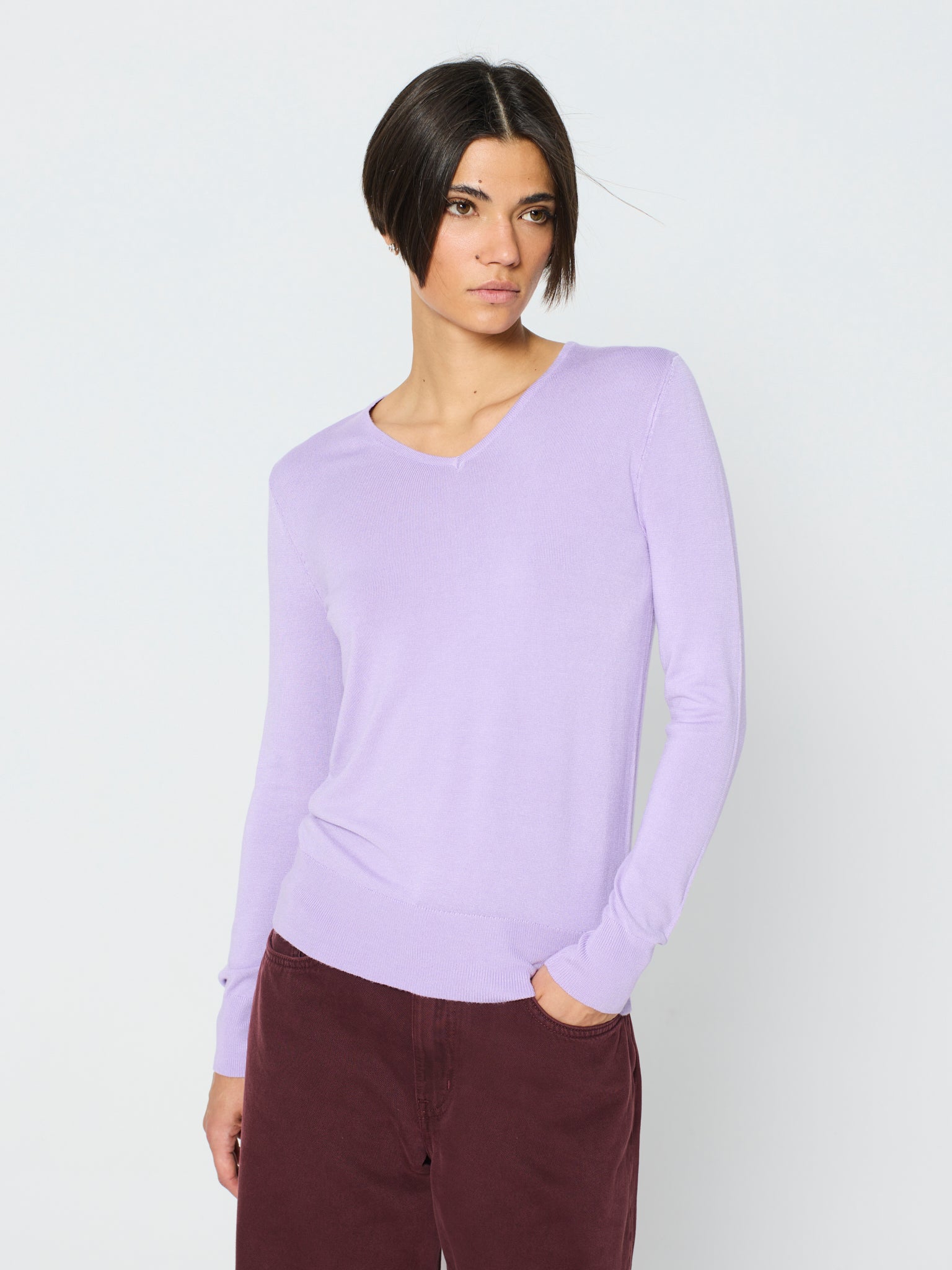 Jersey básico canalé ancho cuello pico y manga larga