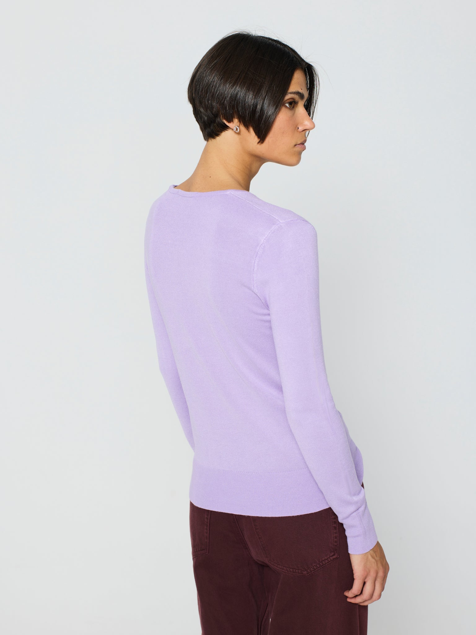 Jersey básico canalé ancho cuello pico y manga larga