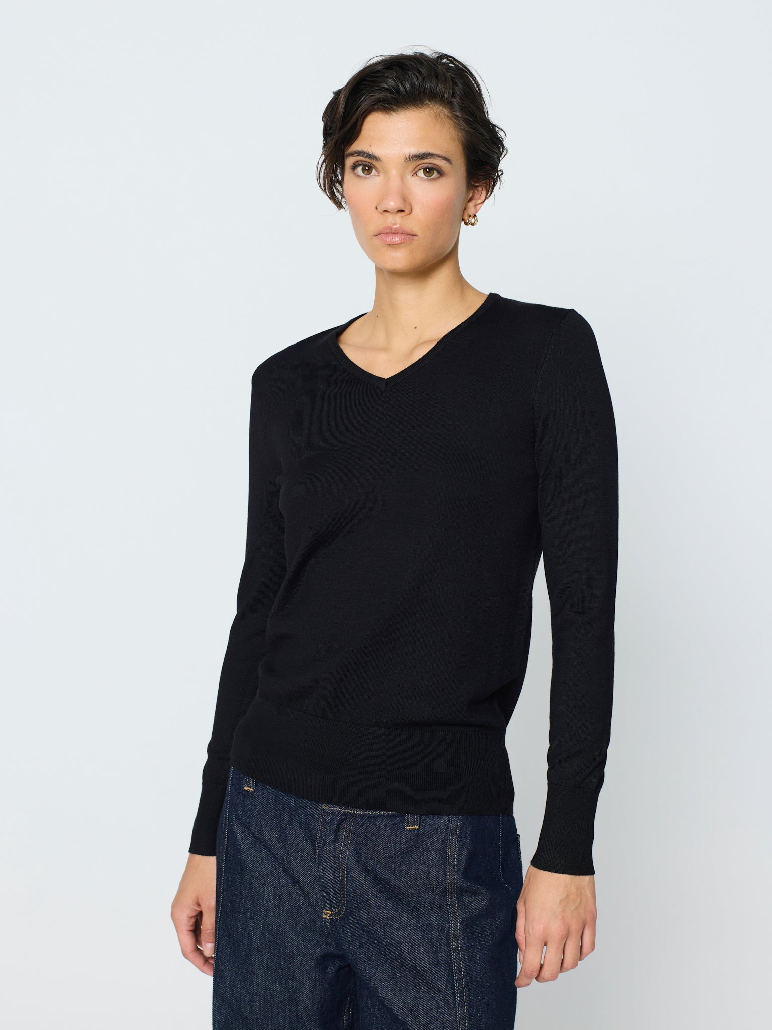 Jersey básico canalé ancho cuello pico y manga larga