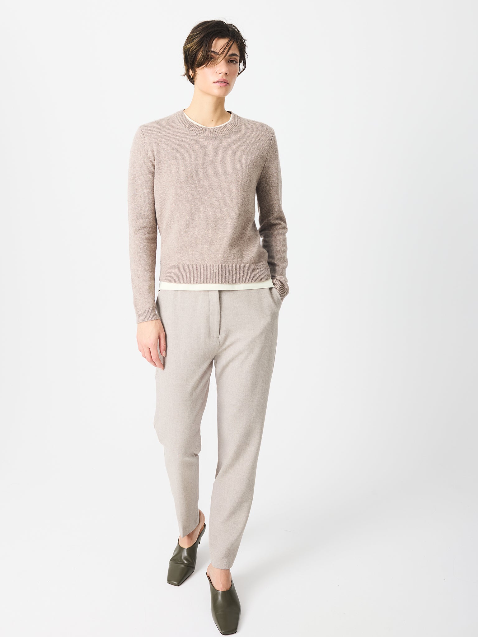 Pantalón de vestir con bolsillos y cinturilla