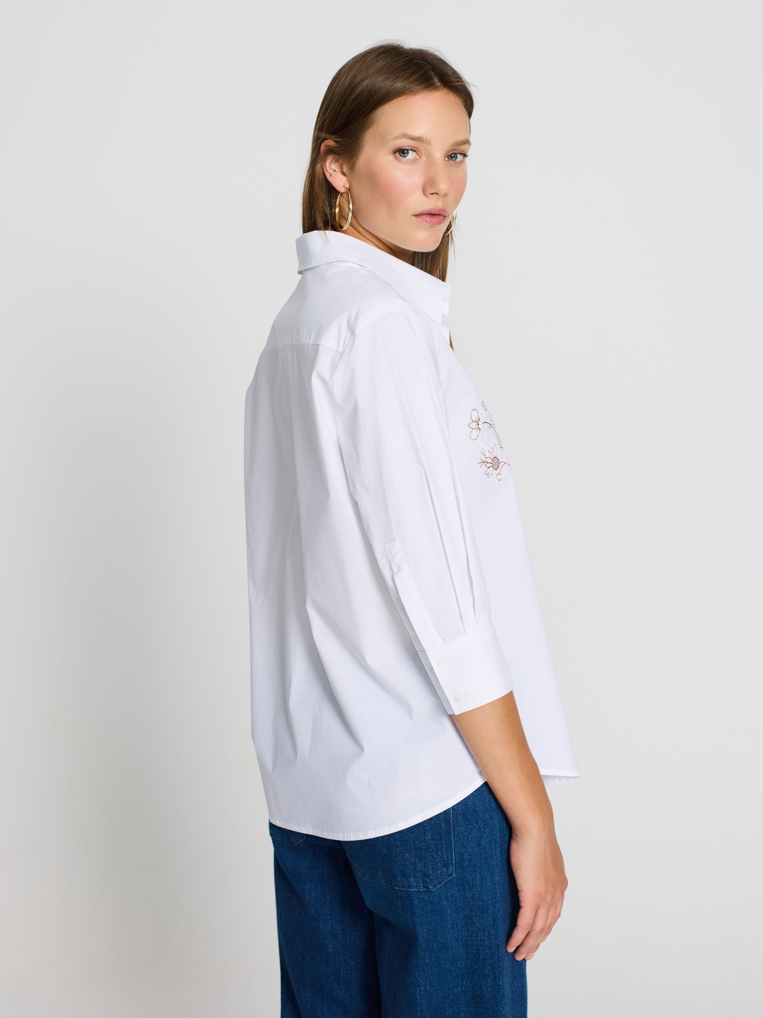 Camisa blanca bordada