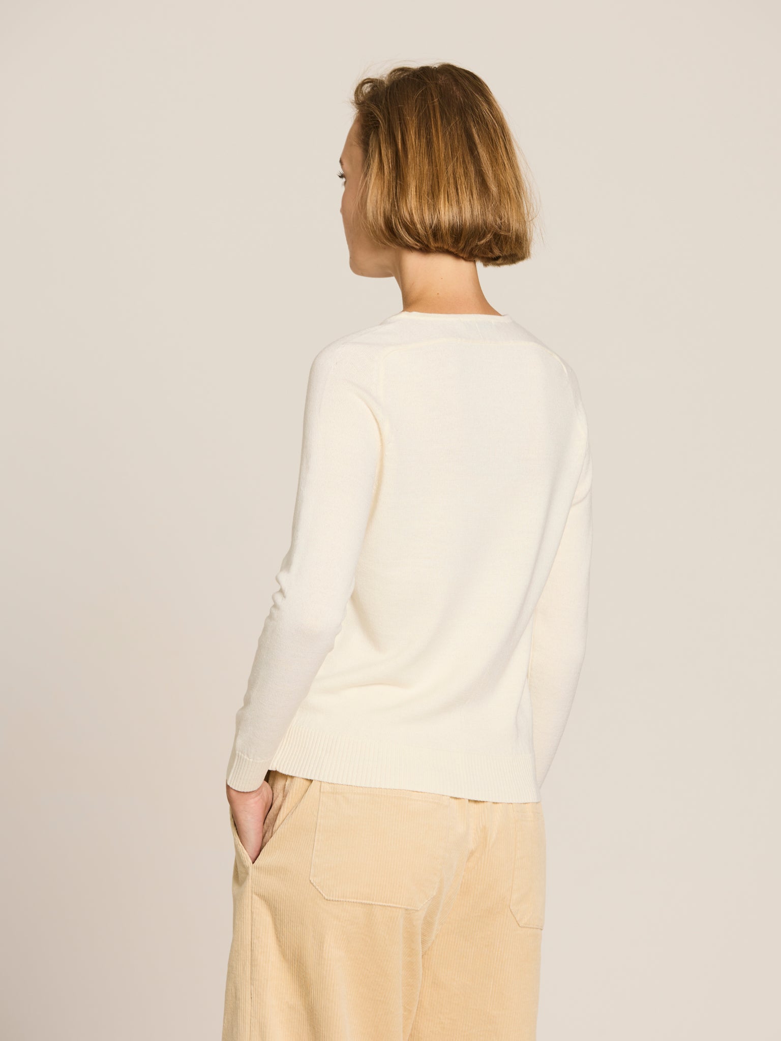 Knitted sweater with raglan sleeves