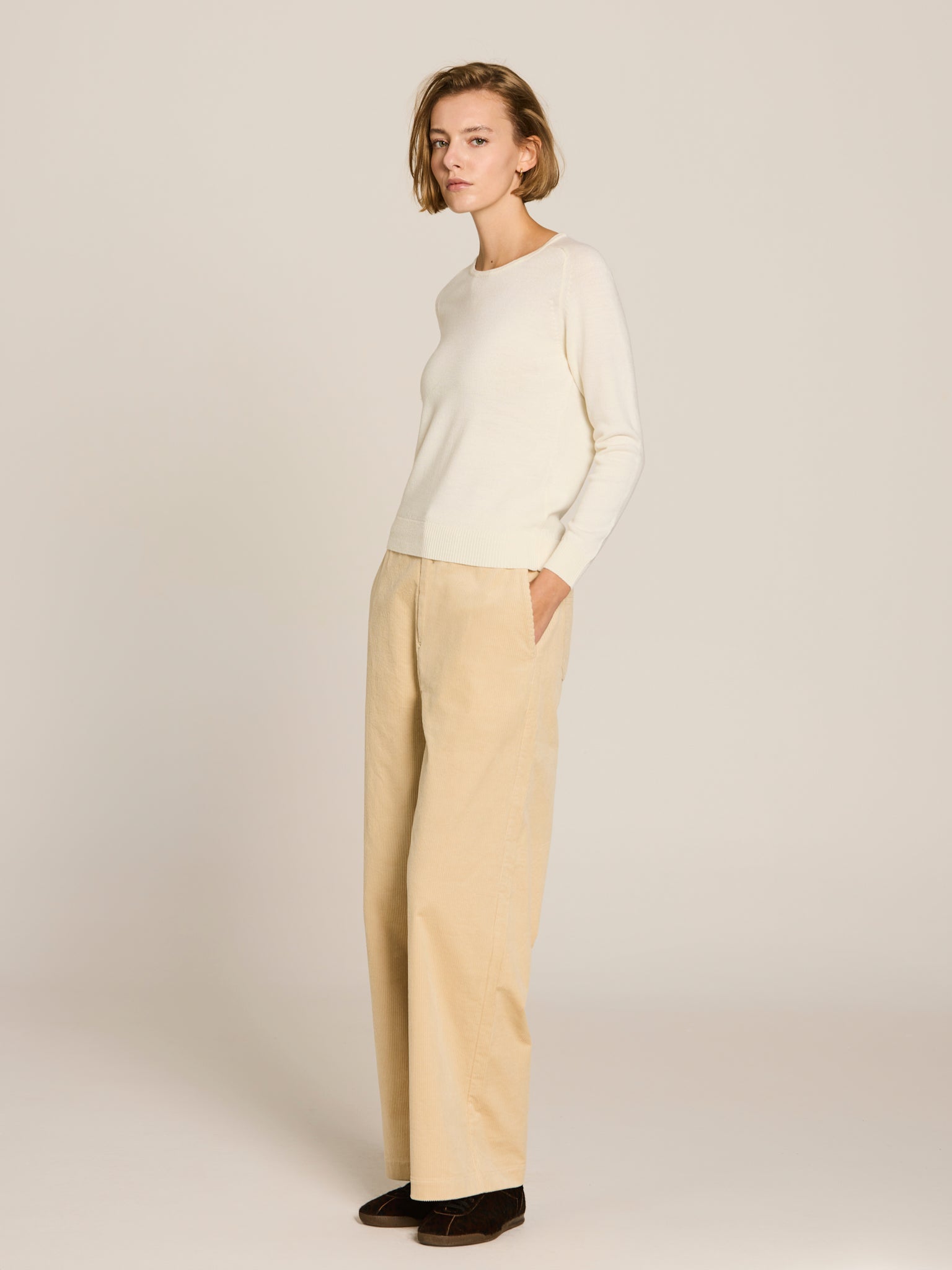 Knitted sweater with raglan sleeves