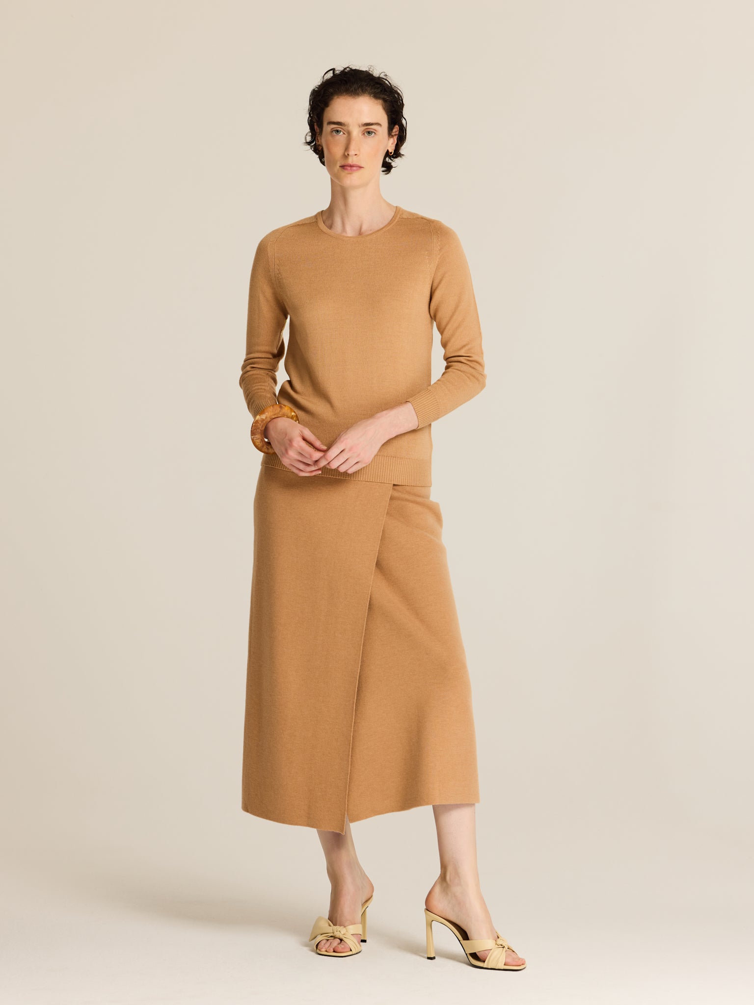 Knitted sweater with raglan sleeves