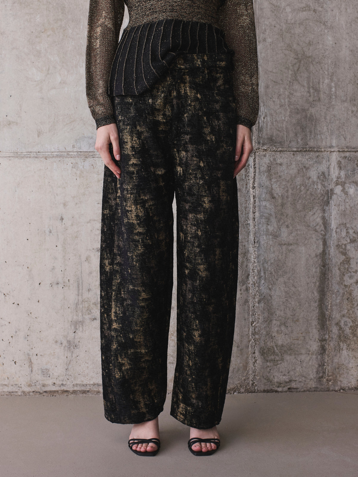 Pantalón de acabado aterciopelado con estampado dorado