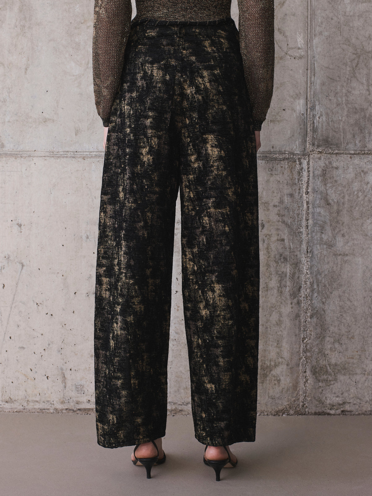 Pantalón de acabado aterciopelado con estampado dorado
