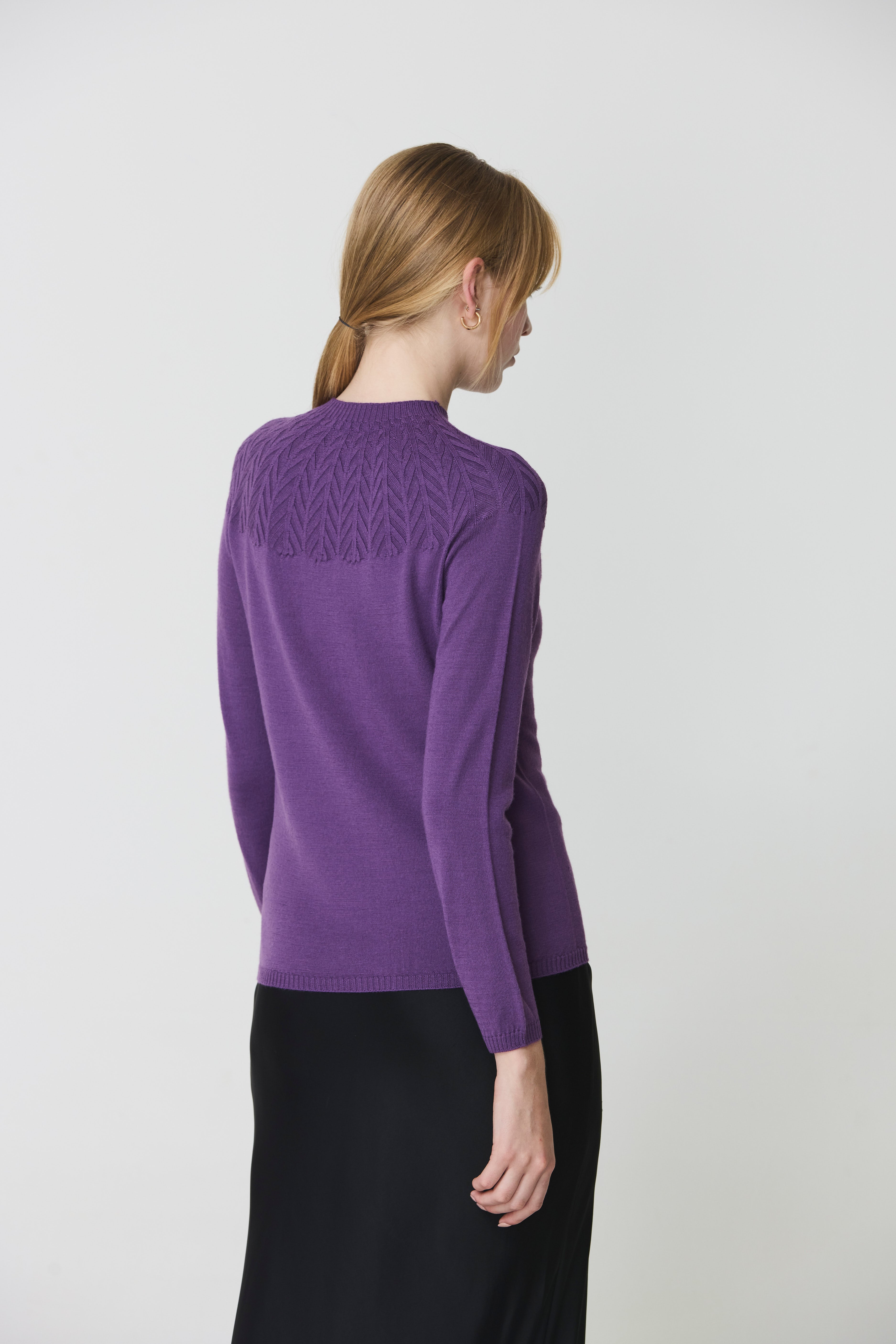 Round neck sweater