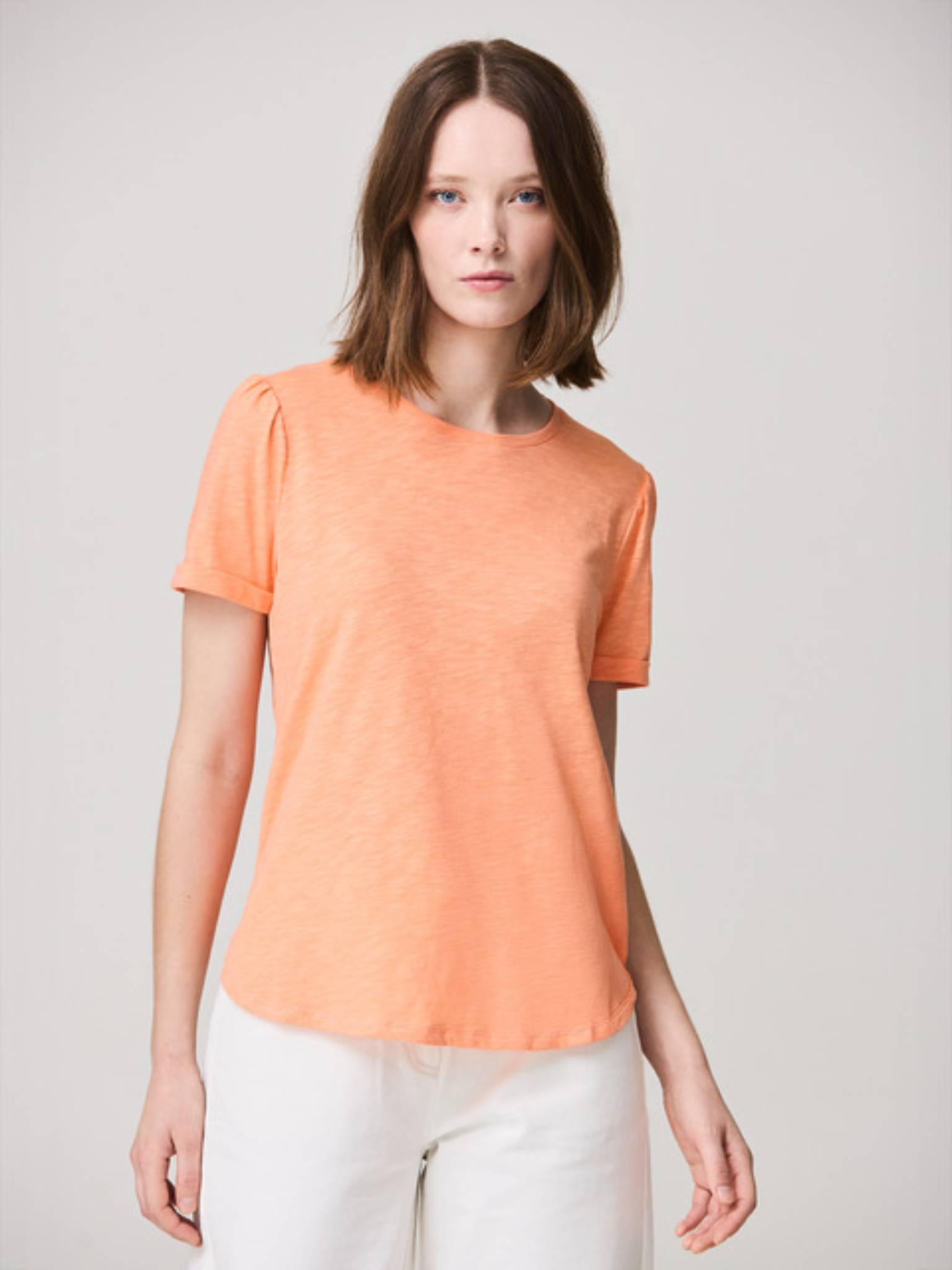 Short-sleeved round neck circular knit T-shirt