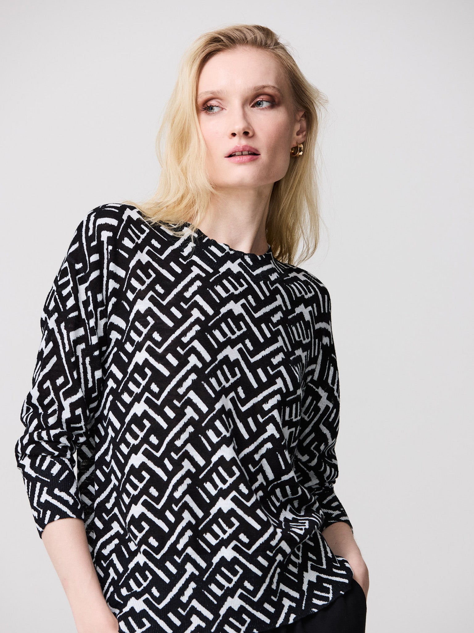 Geometric print round neck sweater