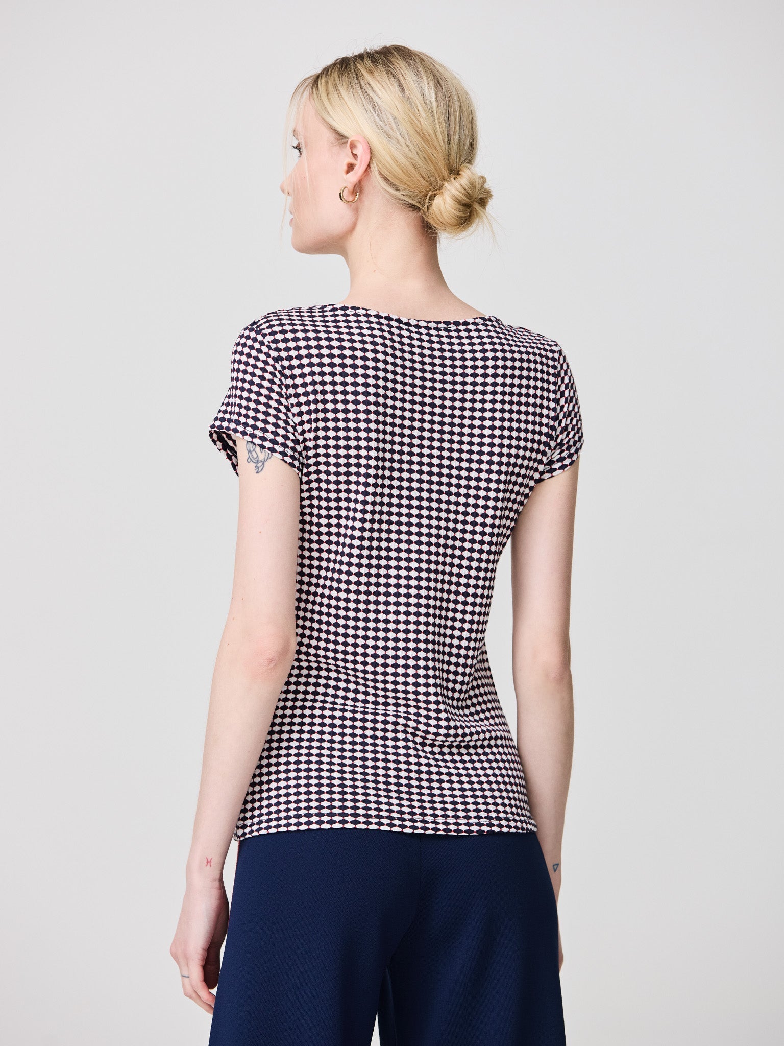 Diamond-shaped top with a V-neck and short sleeves