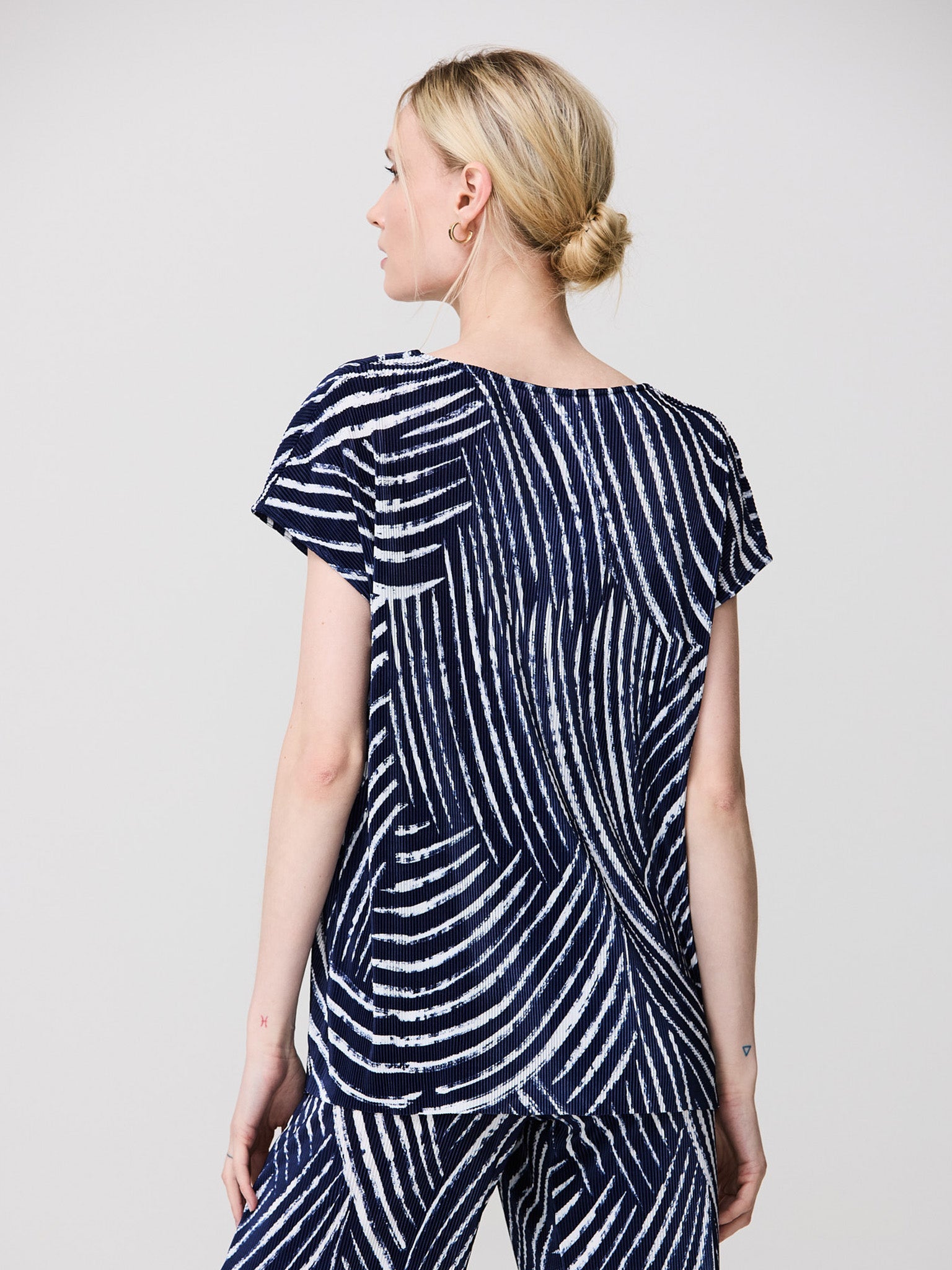 Pleated djellaba collar t-shirt