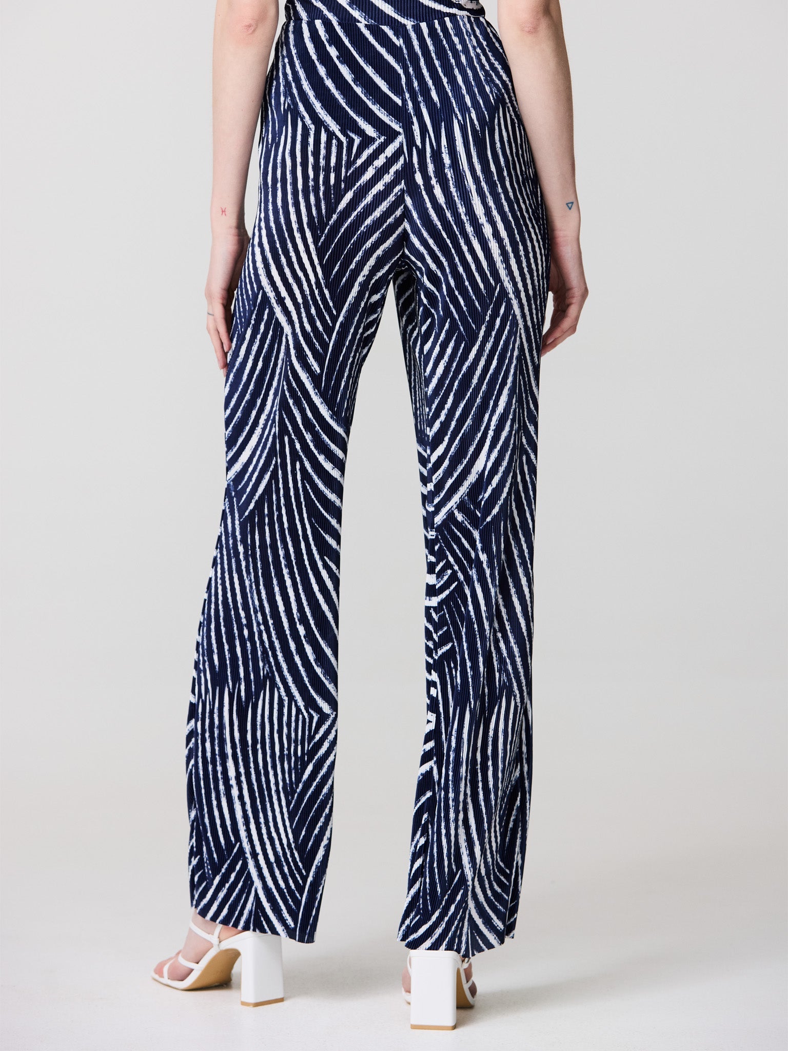 Wide pleated trousers