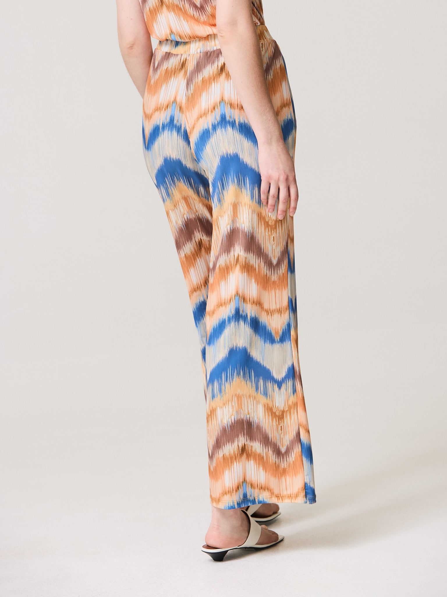 Wide leg trousers with zig-zag print