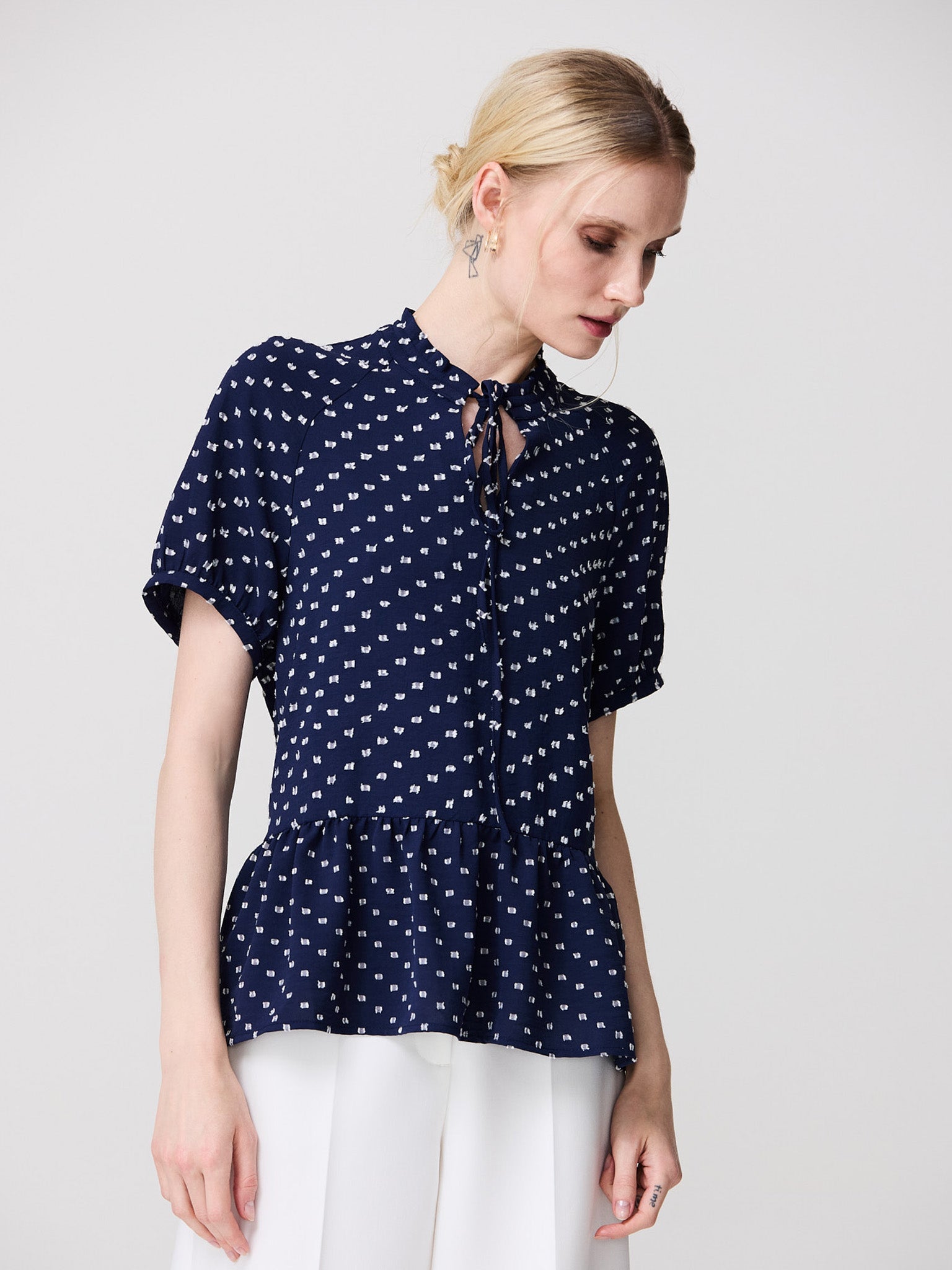 Shirt with bow and raglan sleeves