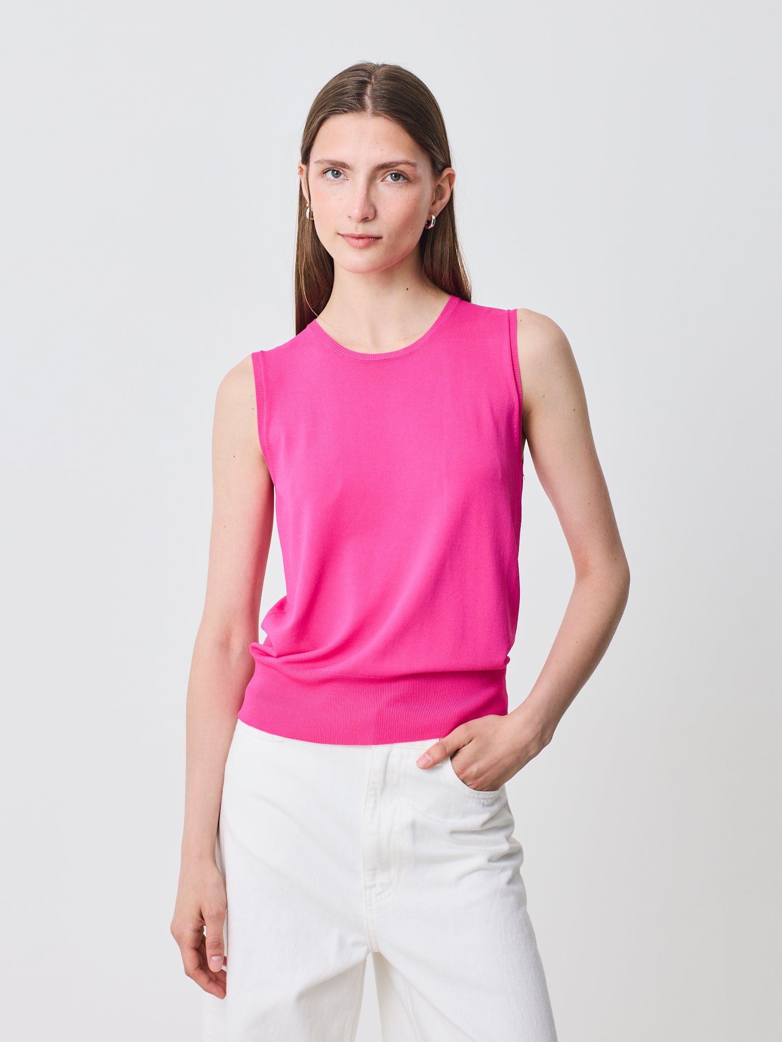 Top sin magas y cuello redondo de diseño minimalista y elegante
