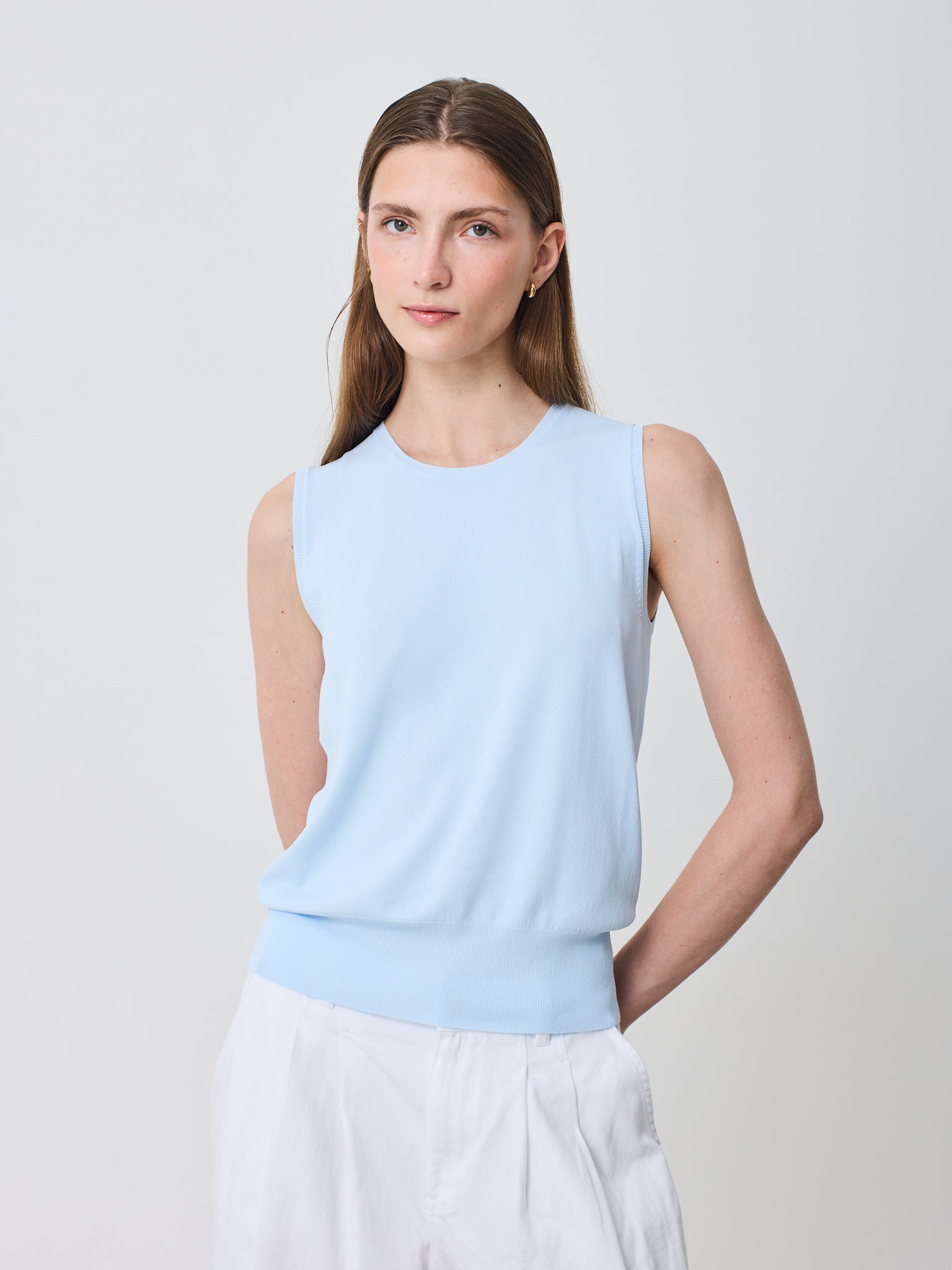 Top sin magas y cuello redondo de diseño minimalista y elegante