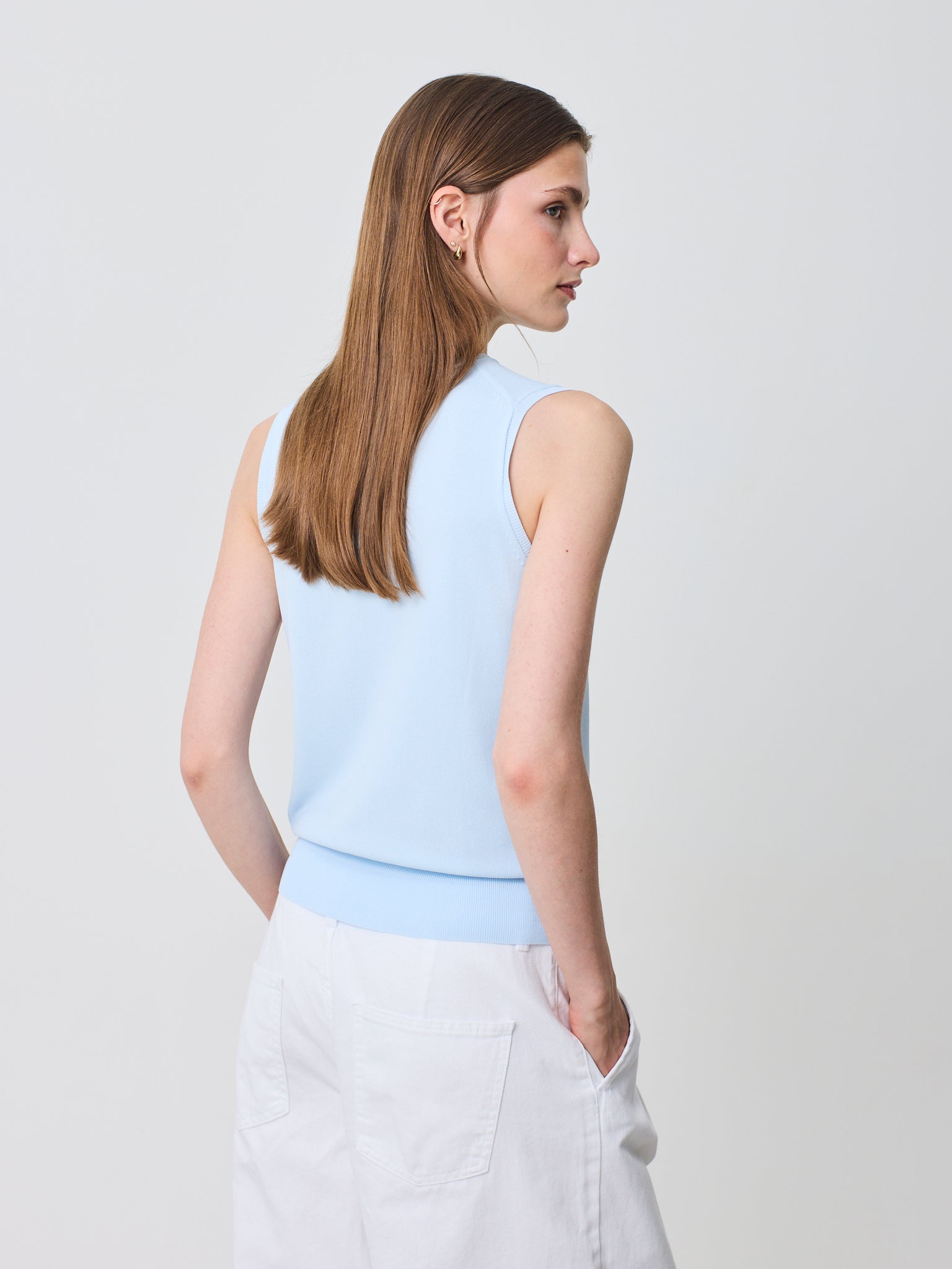 Top sin magas y cuello redondo de diseño minimalista y elegante