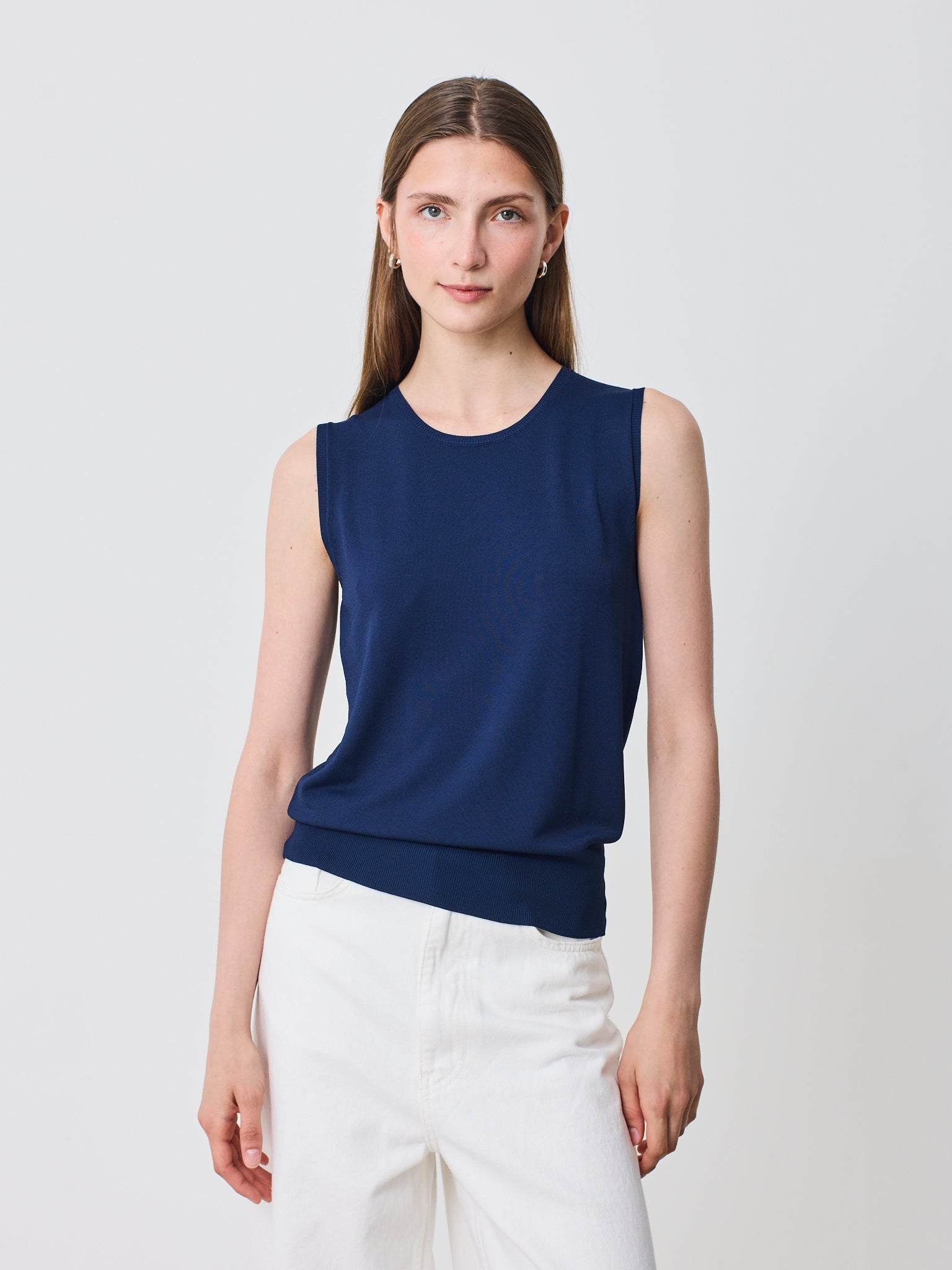 Top sin magas y cuello redondo de diseño minimalista y elegante