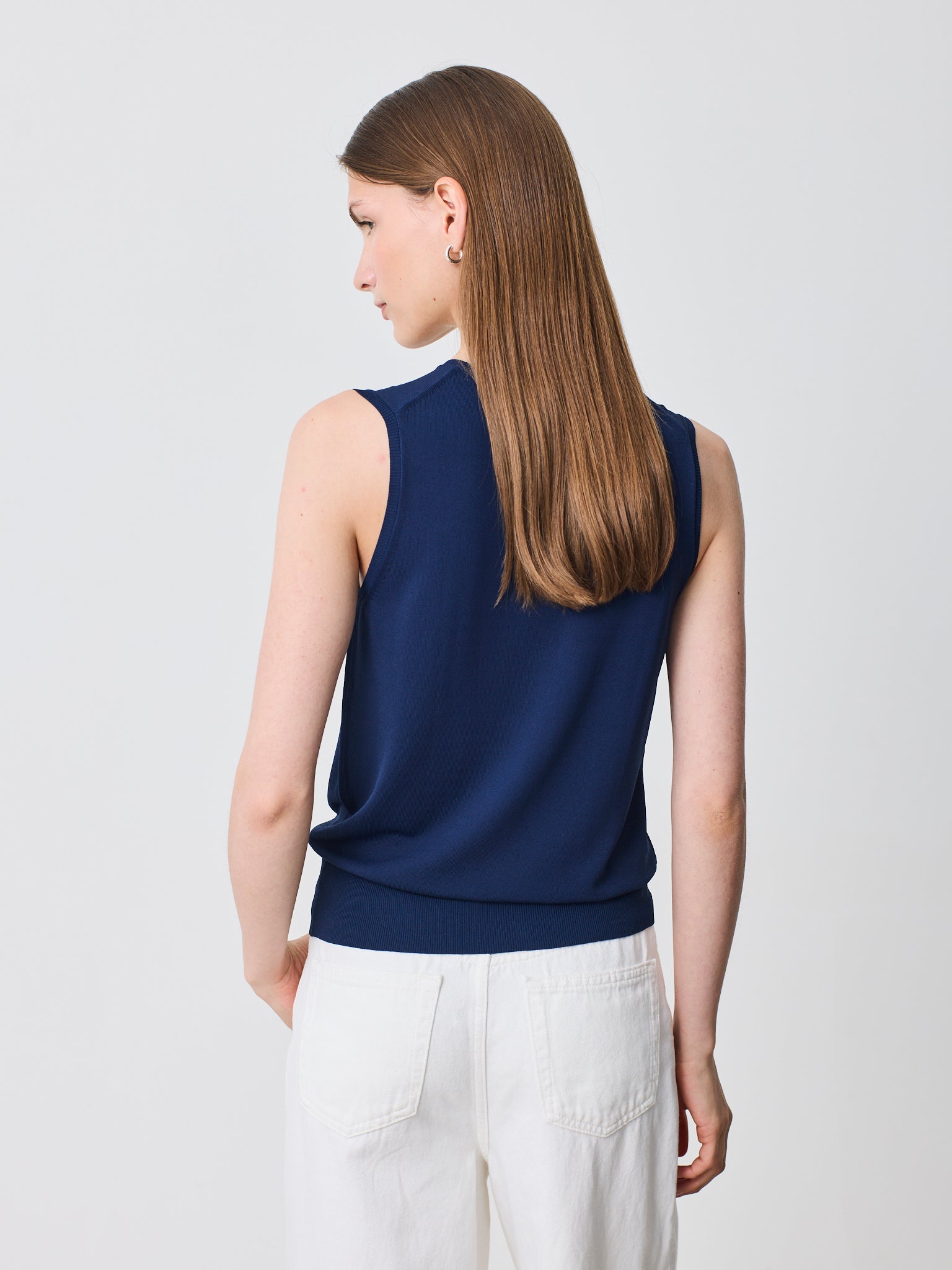 Top sin magas y cuello redondo de diseño minimalista y elegante
