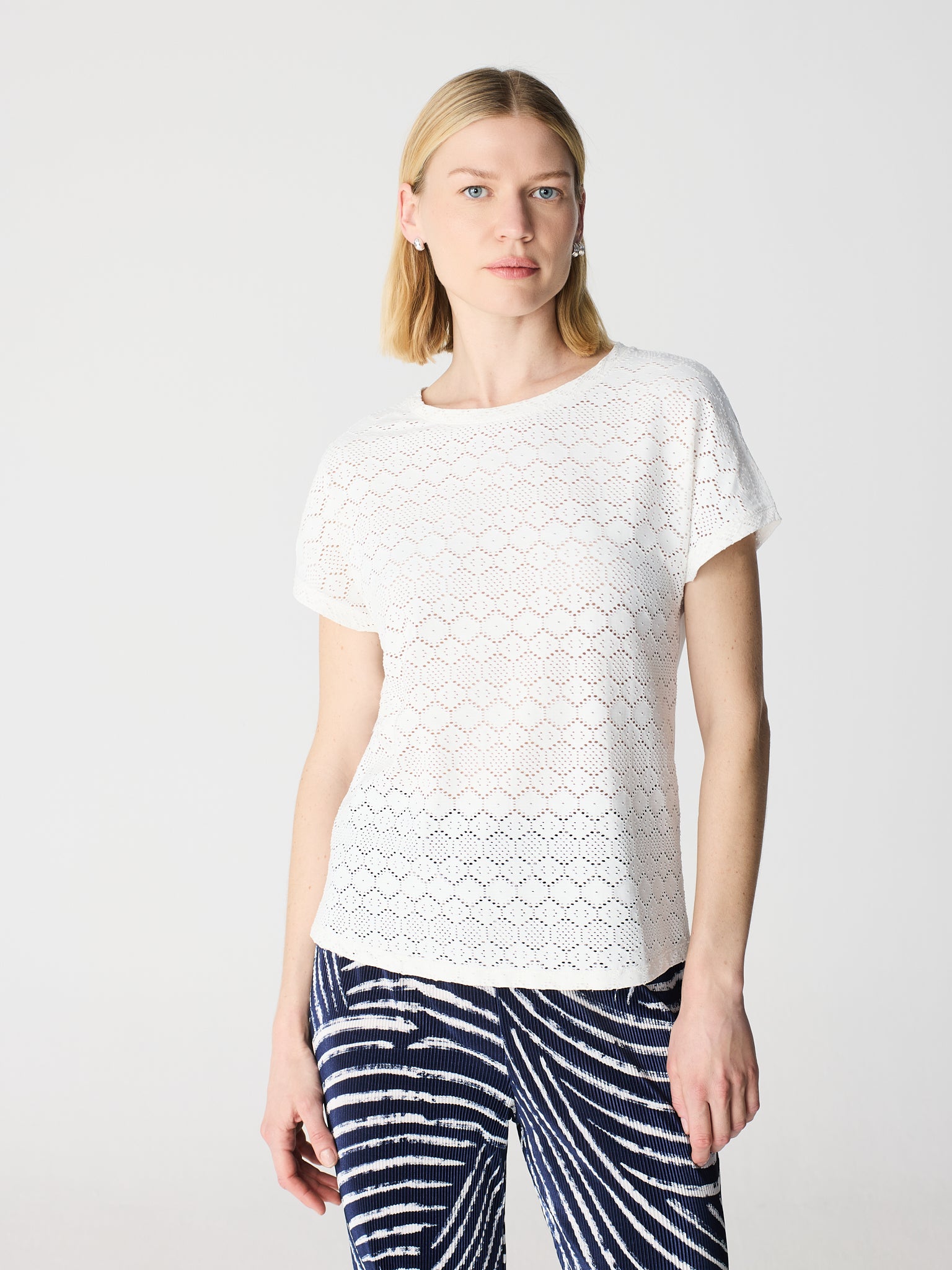 Camiseta cuello redondo y manga caída