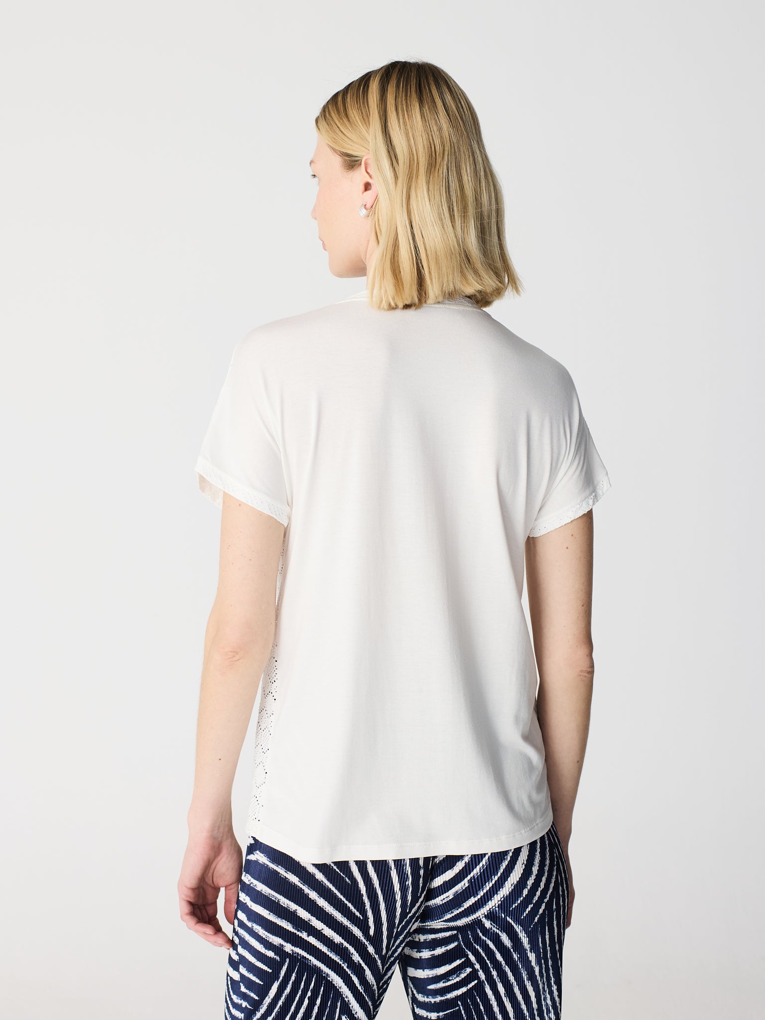 Camiseta cuello redondo y manga caída