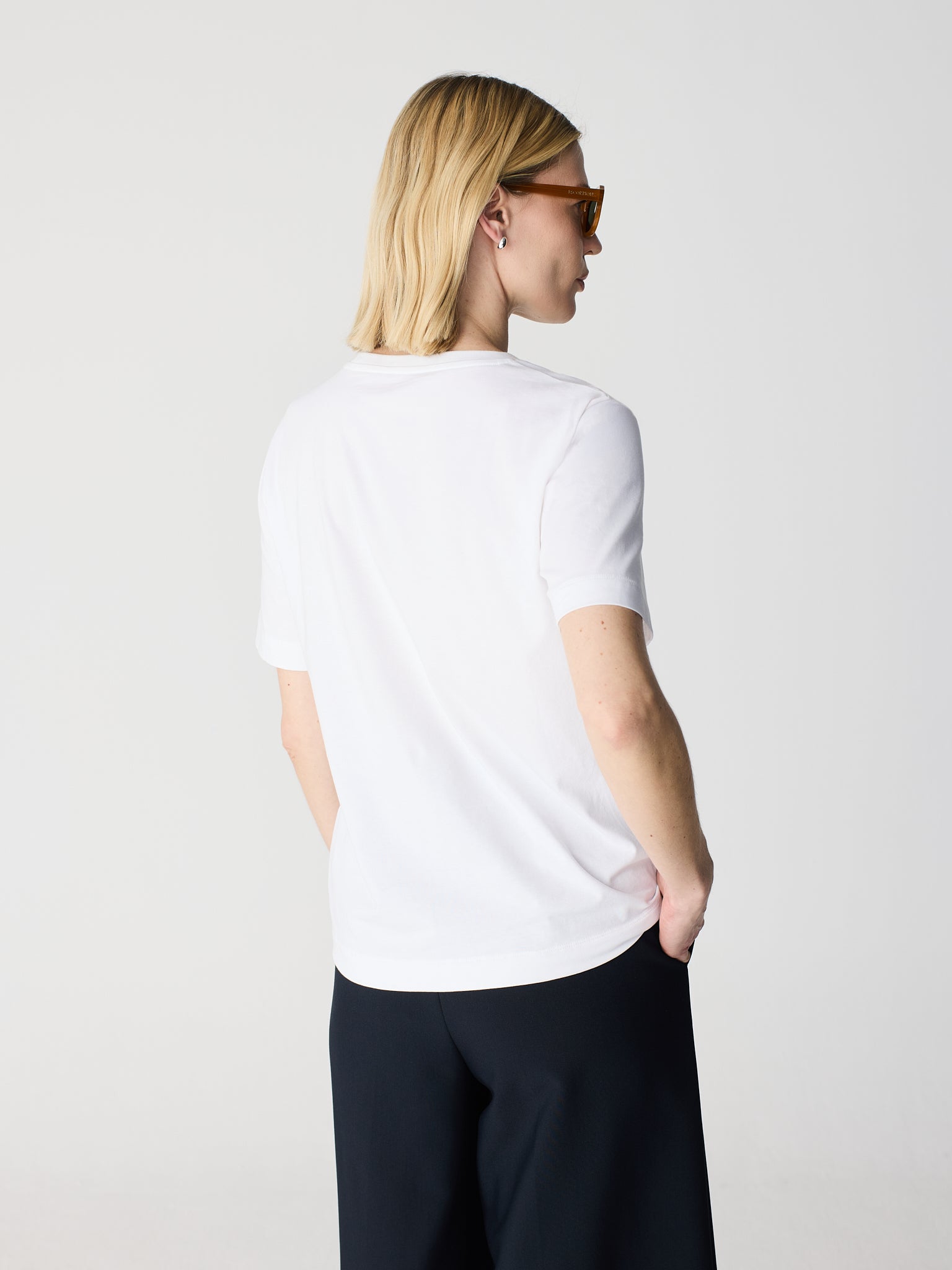 Camiseta manga corta con tachuelas en el escote