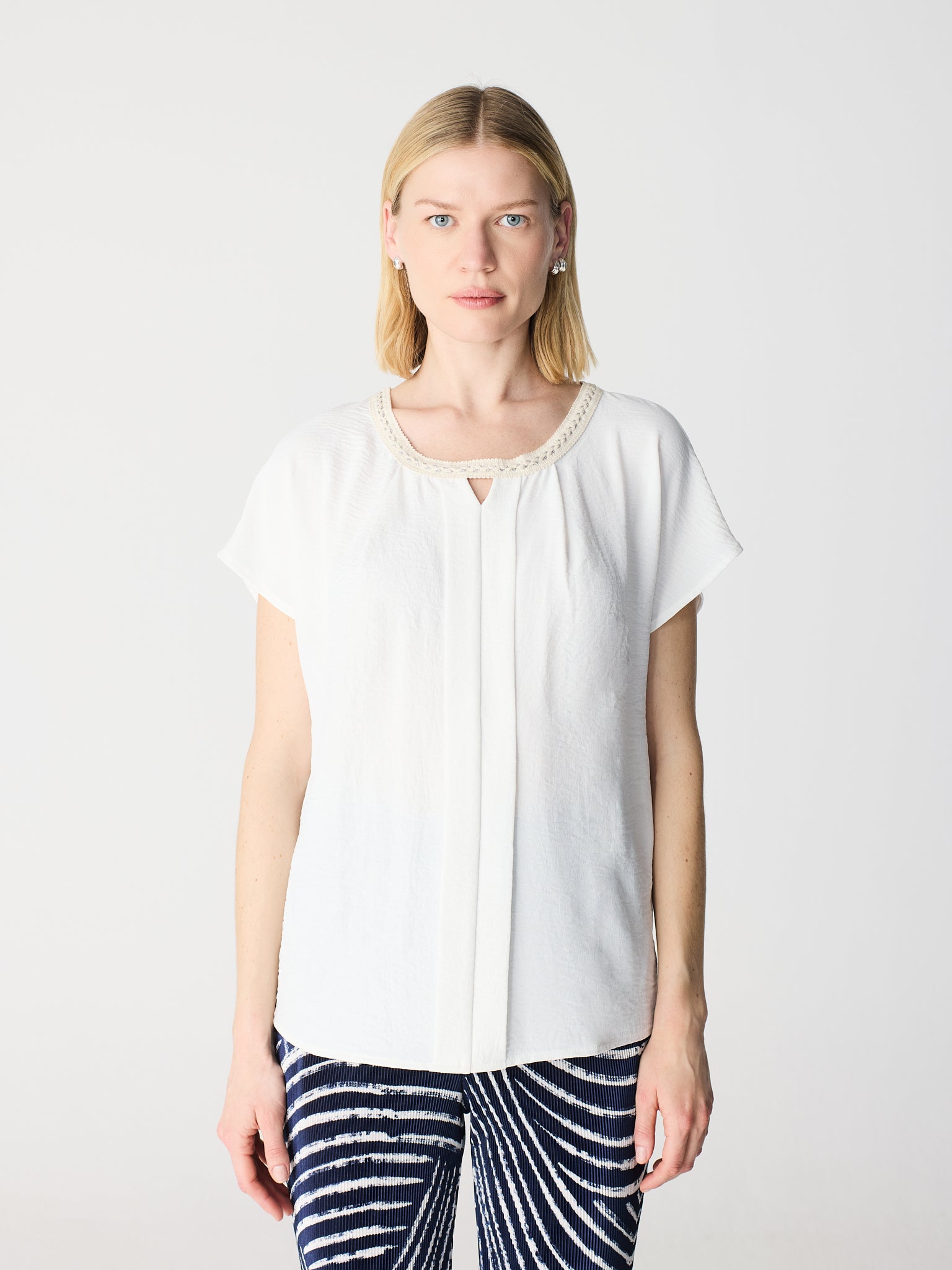 Camiseta tipo blusa con fornitura en el cuello