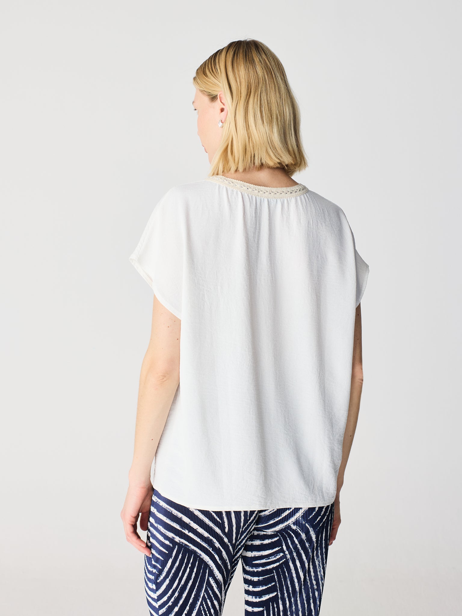 Camiseta tipo blusa con fornitura en el cuello