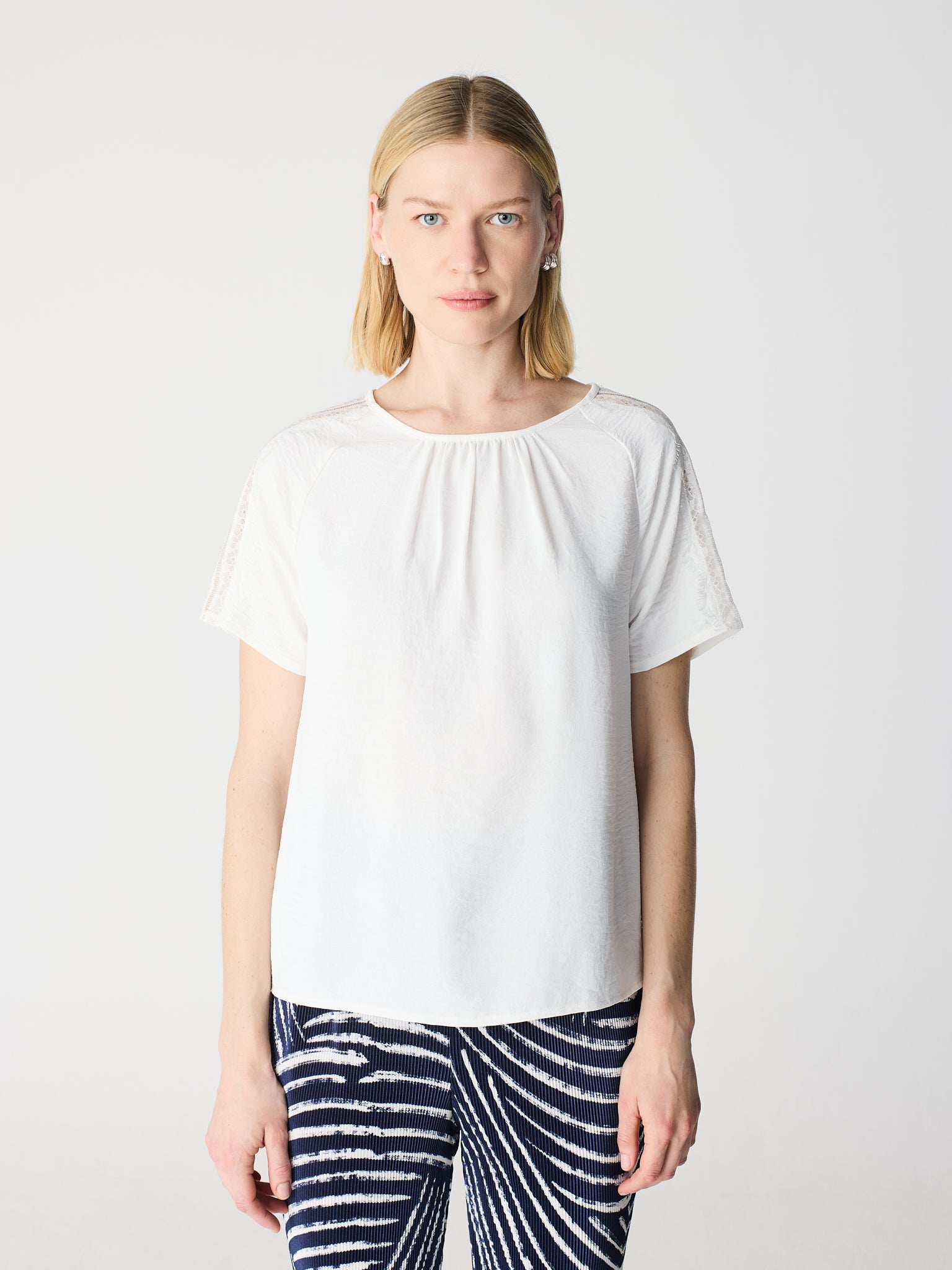 Camiseta tipo blusa manga raglan con encaje en las mangas