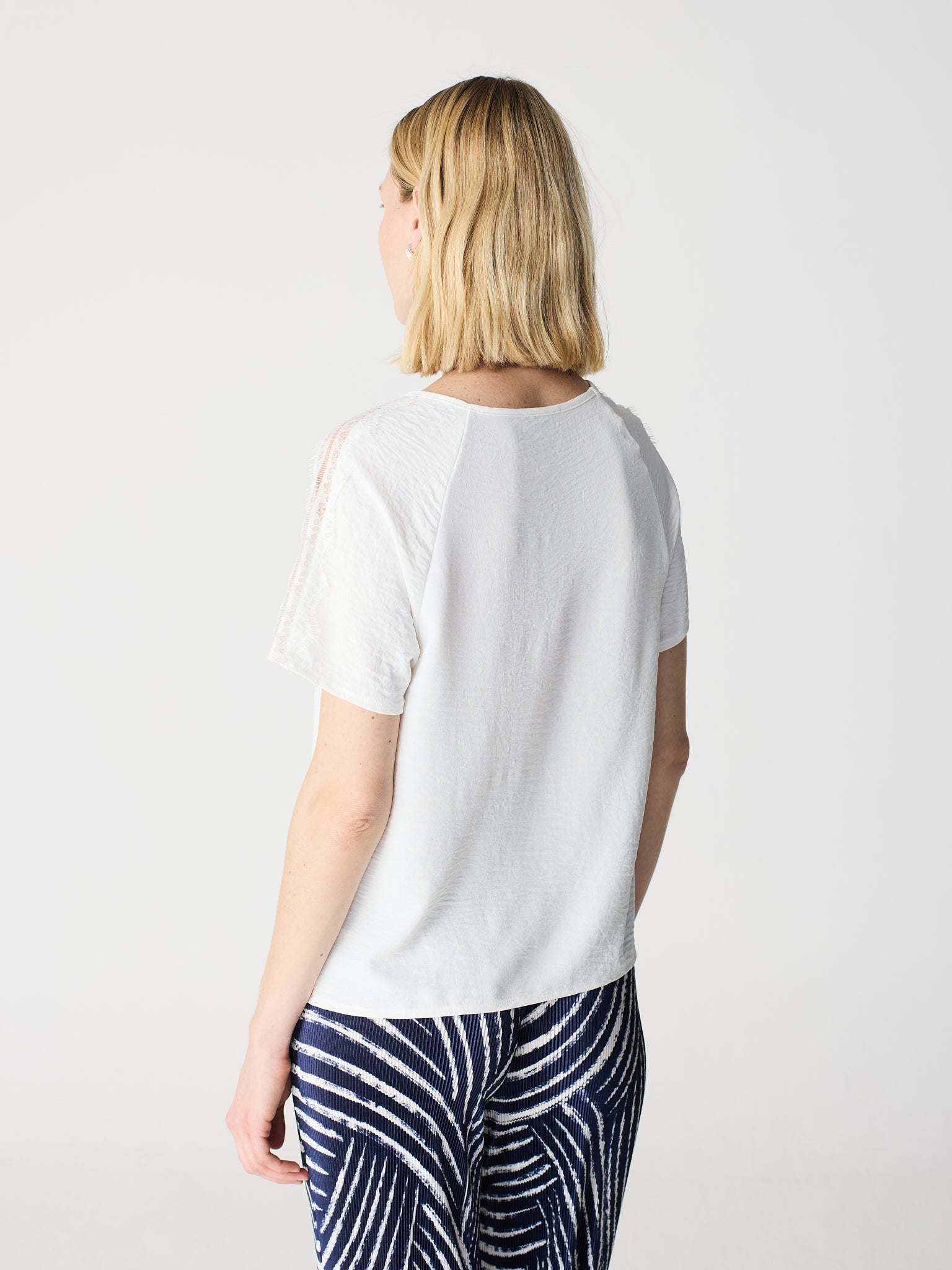 Camiseta tipo blusa manga raglan con encaje en las mangas