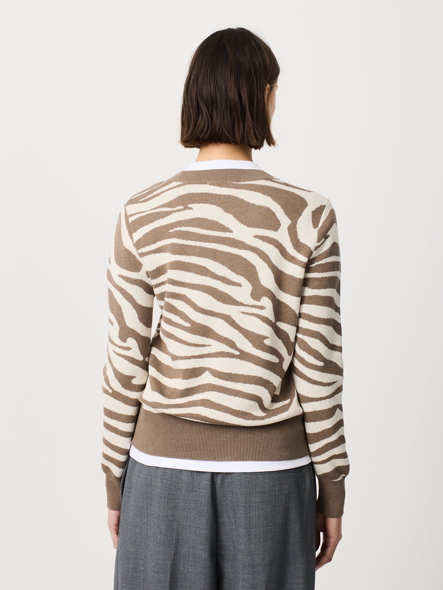 Jersey de cuello redondo con jacquard de cebra