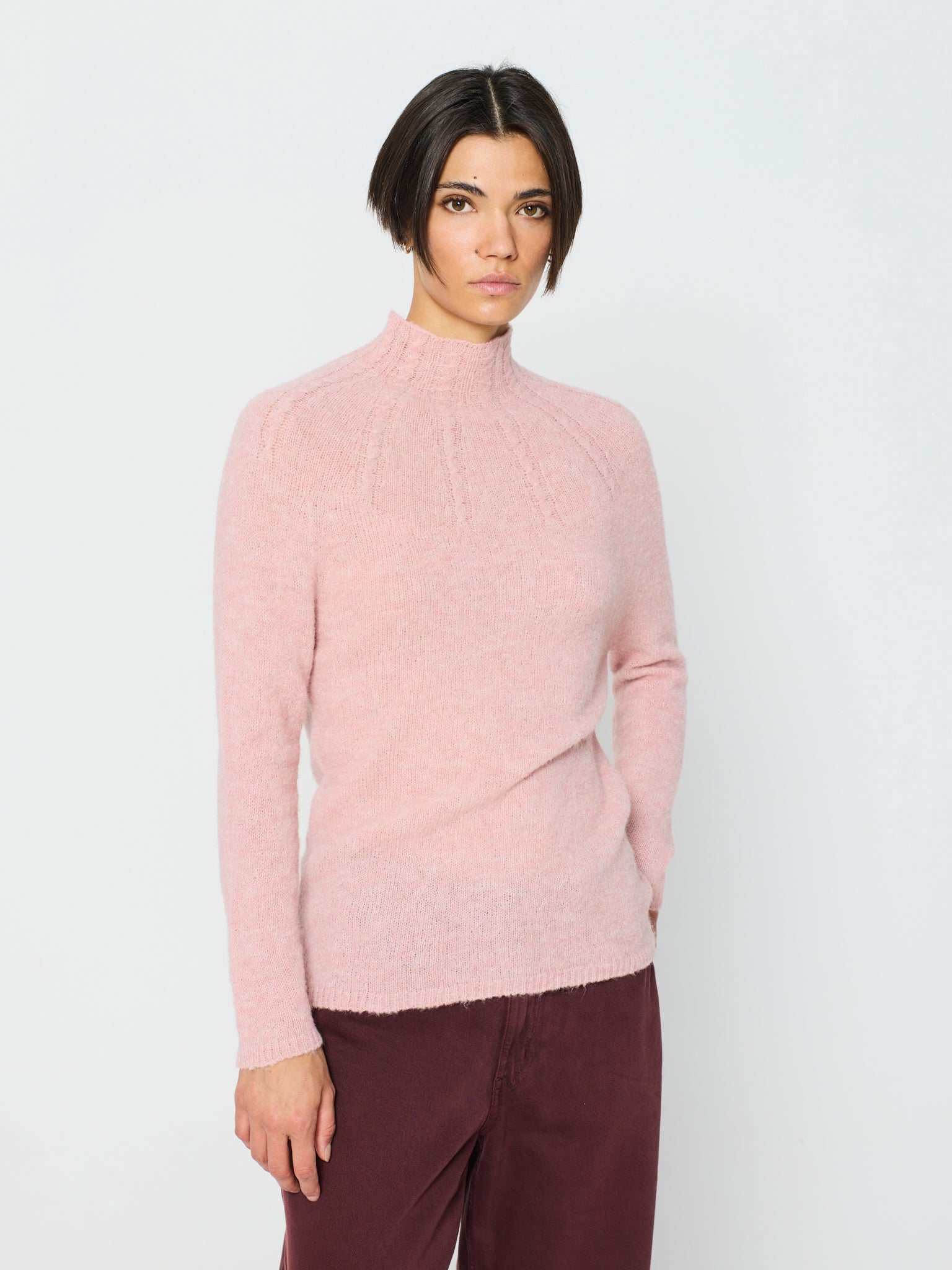 Jersey de cuello cisne con trenzas