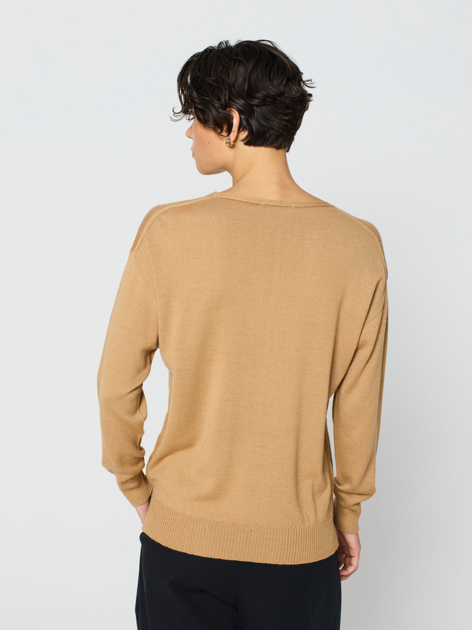 Jersey senzillo y cómodo de cuello pico y manga caída