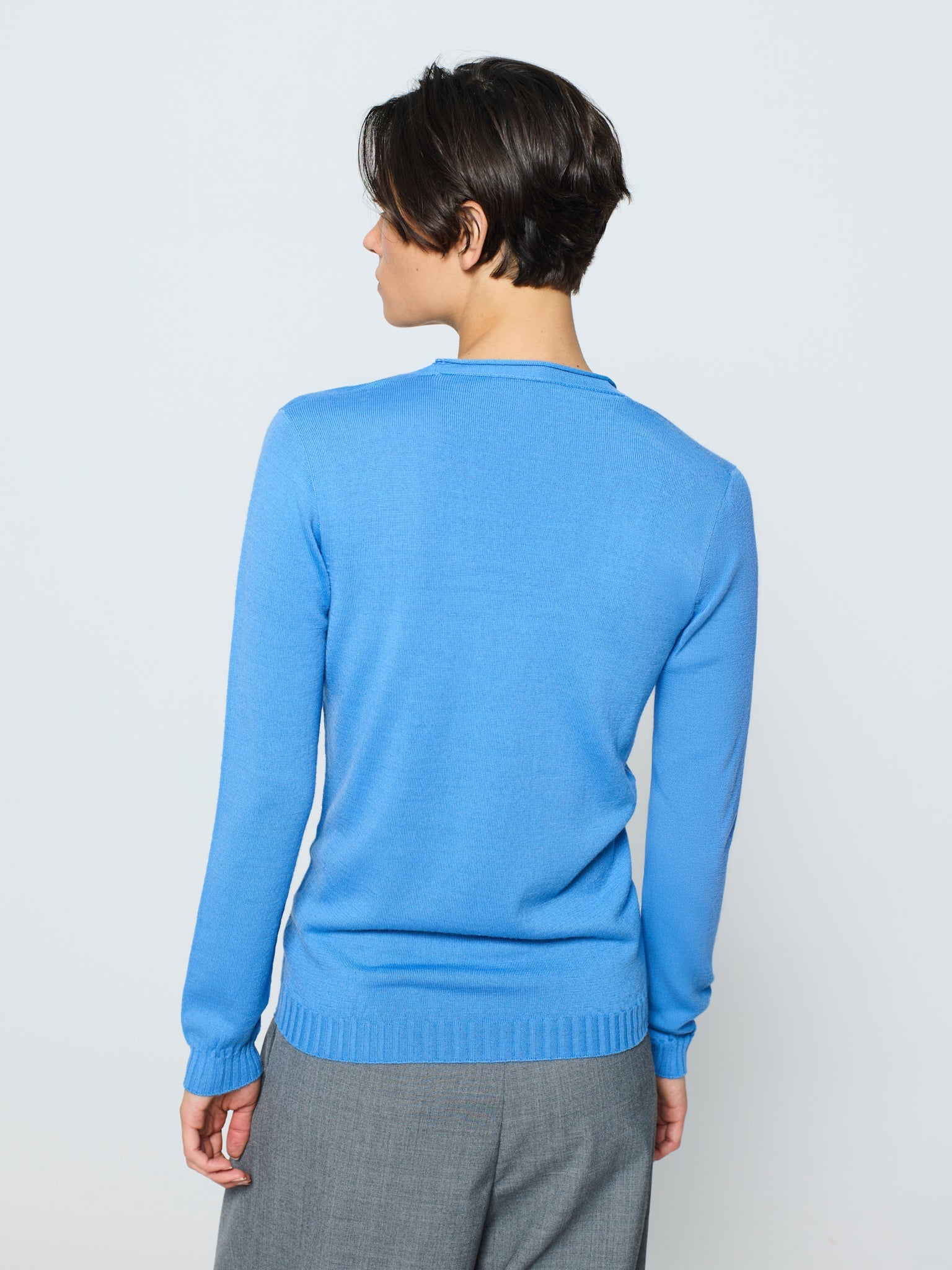 Jersey de cuello pico con adorno en delantero