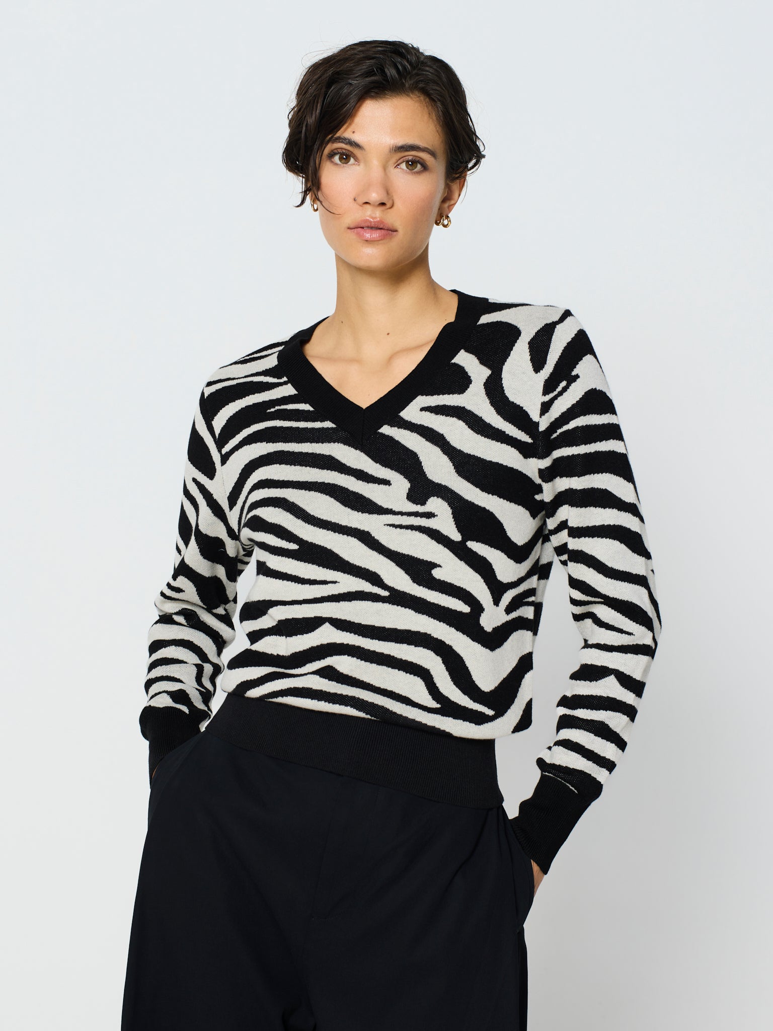 Jersey con jacquard de cebra cuello pico