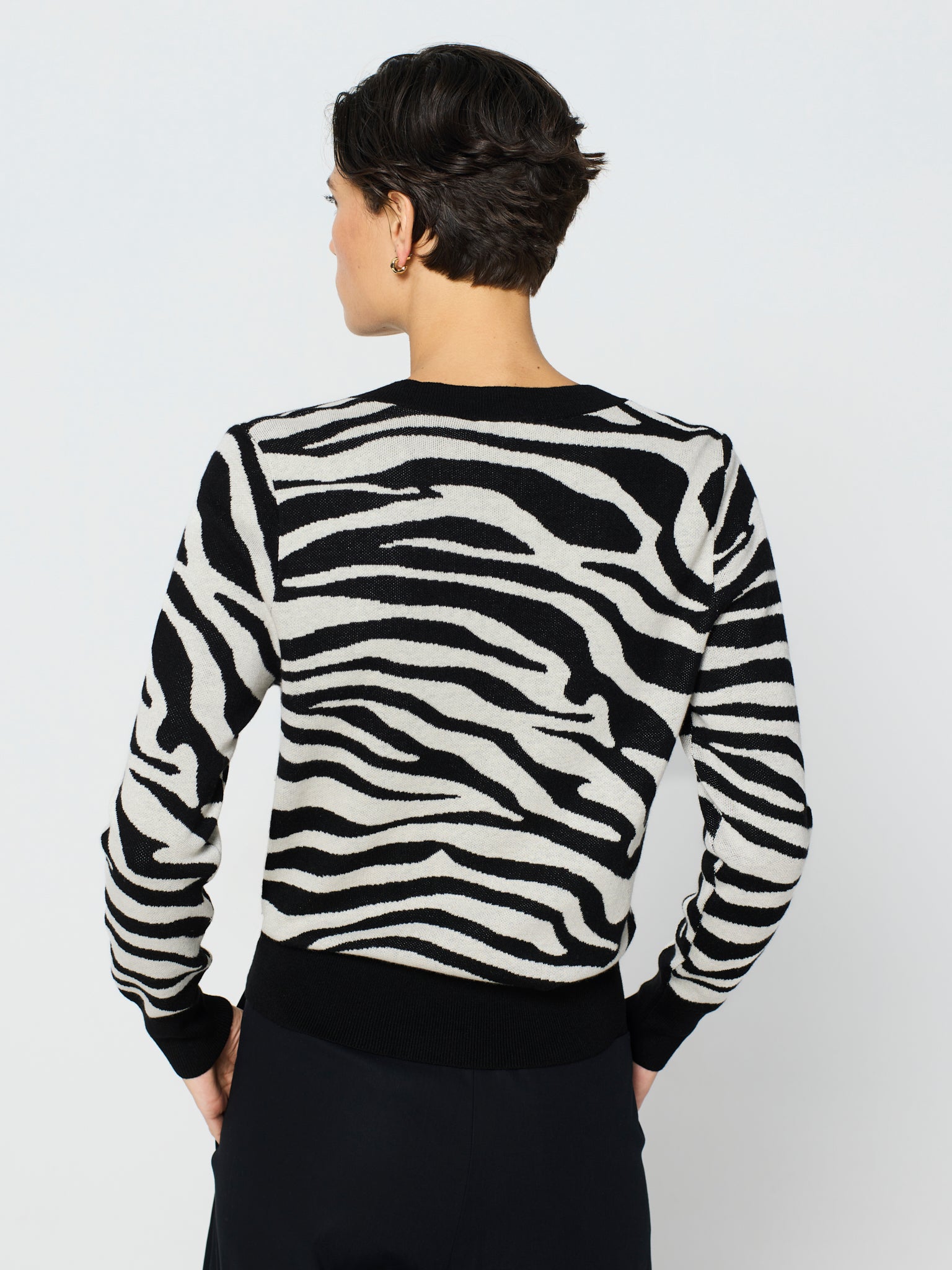 Jersey con jacquard de cebra cuello pico