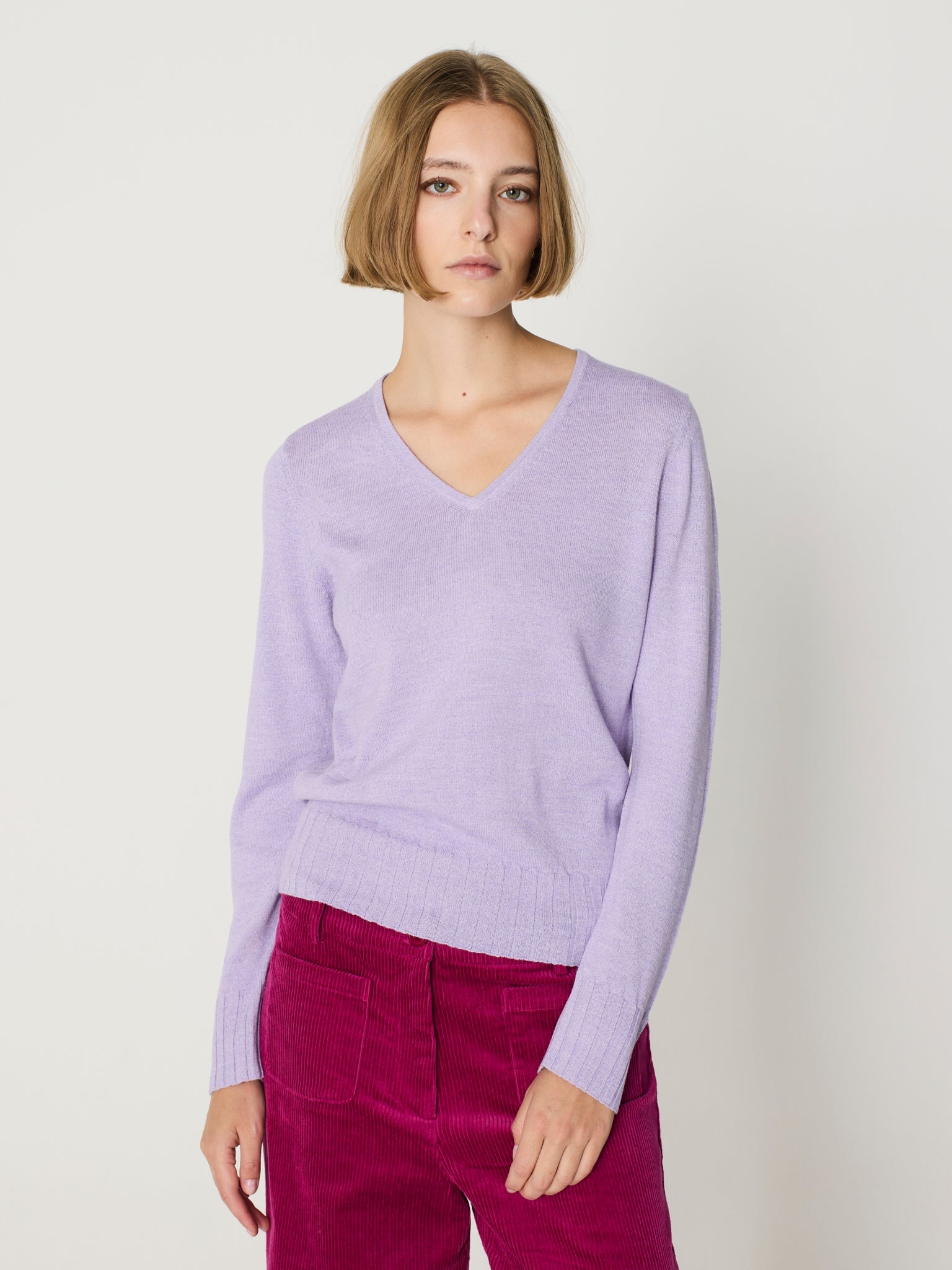 Jersey básico cuello pico y manga larga