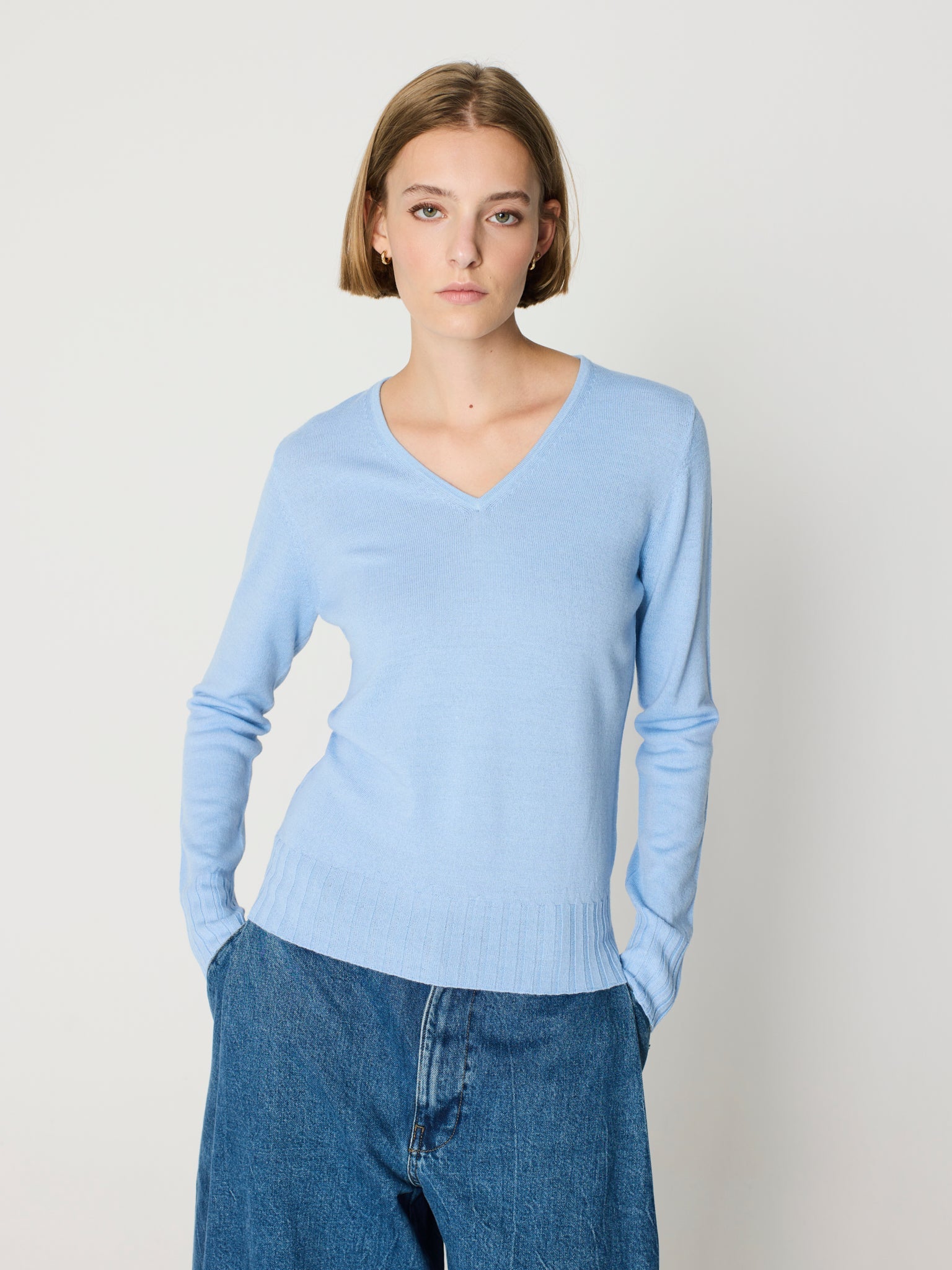 Jersey básico cuello pico y manga larga