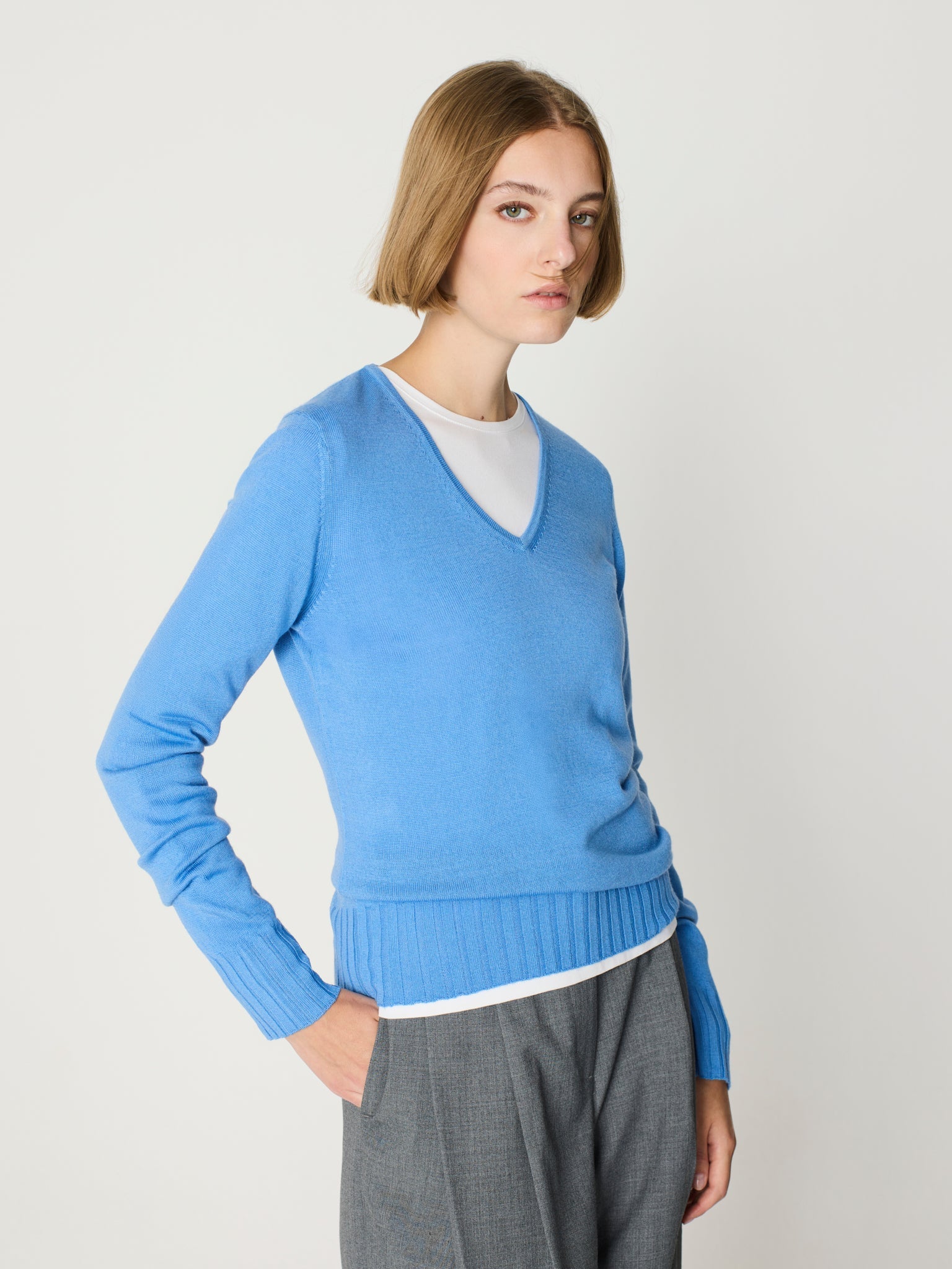 Jersey básico cuello pico y manga larga