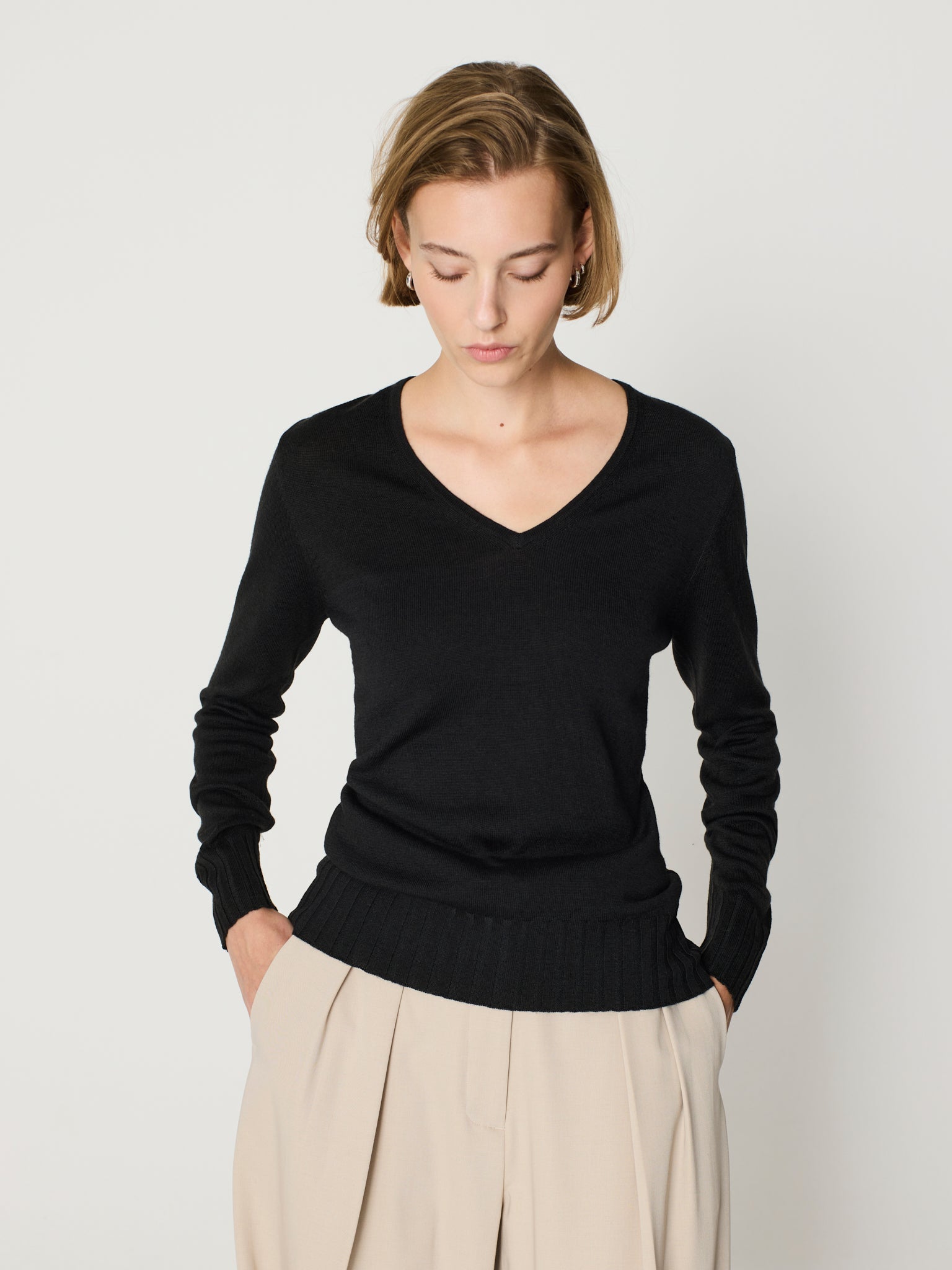 Jersey básico cuello pico y manga larga