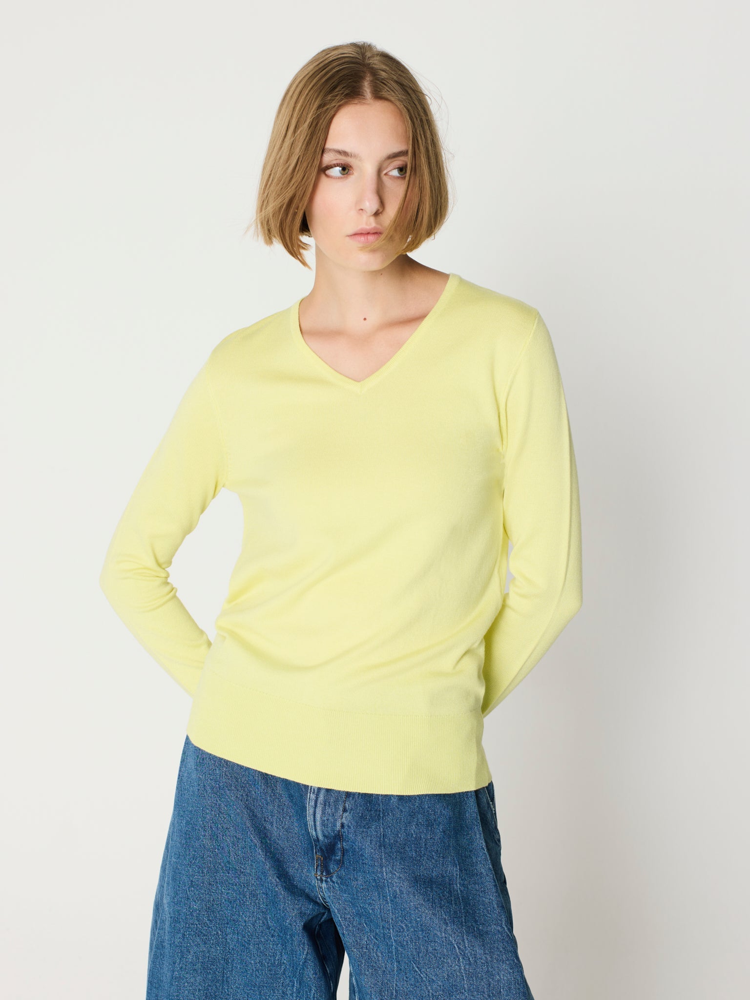 Jersey básico canalé ancho cuello pico y manga larga