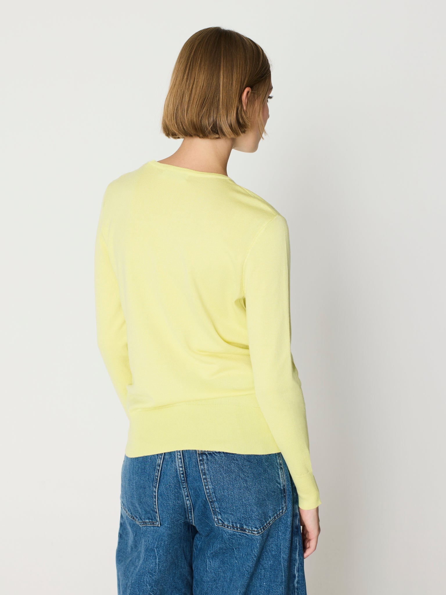 Jersey básico canalé ancho cuello pico y manga larga