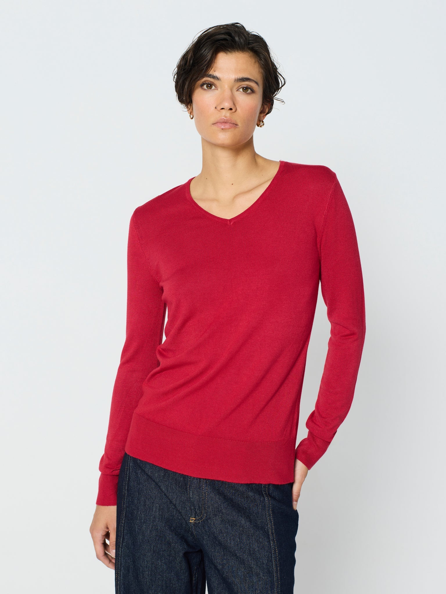 Jersey básico canalé ancho cuello pico y manga larga
