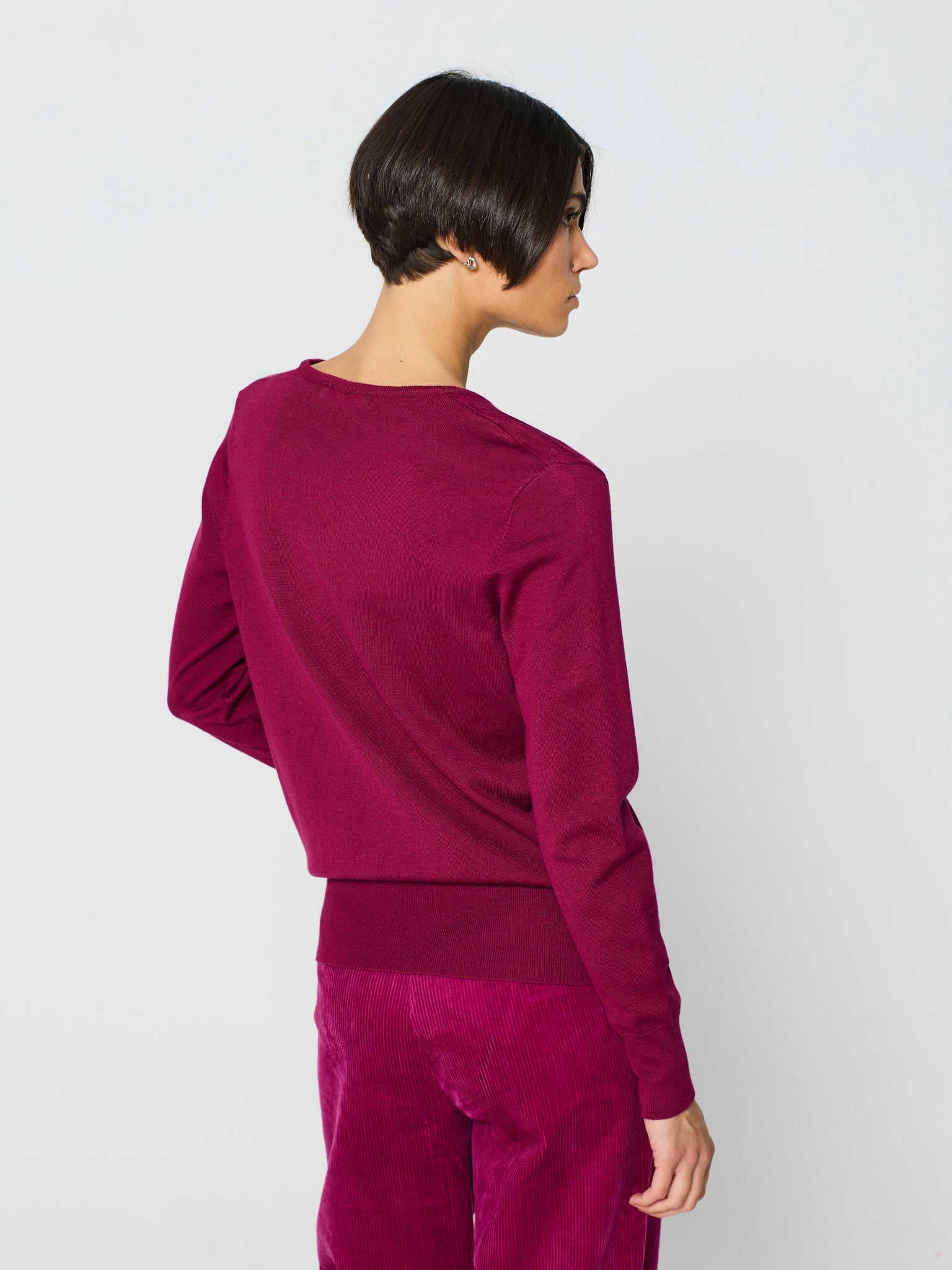 Jersey básico canalé ancho cuello pico y manga larga