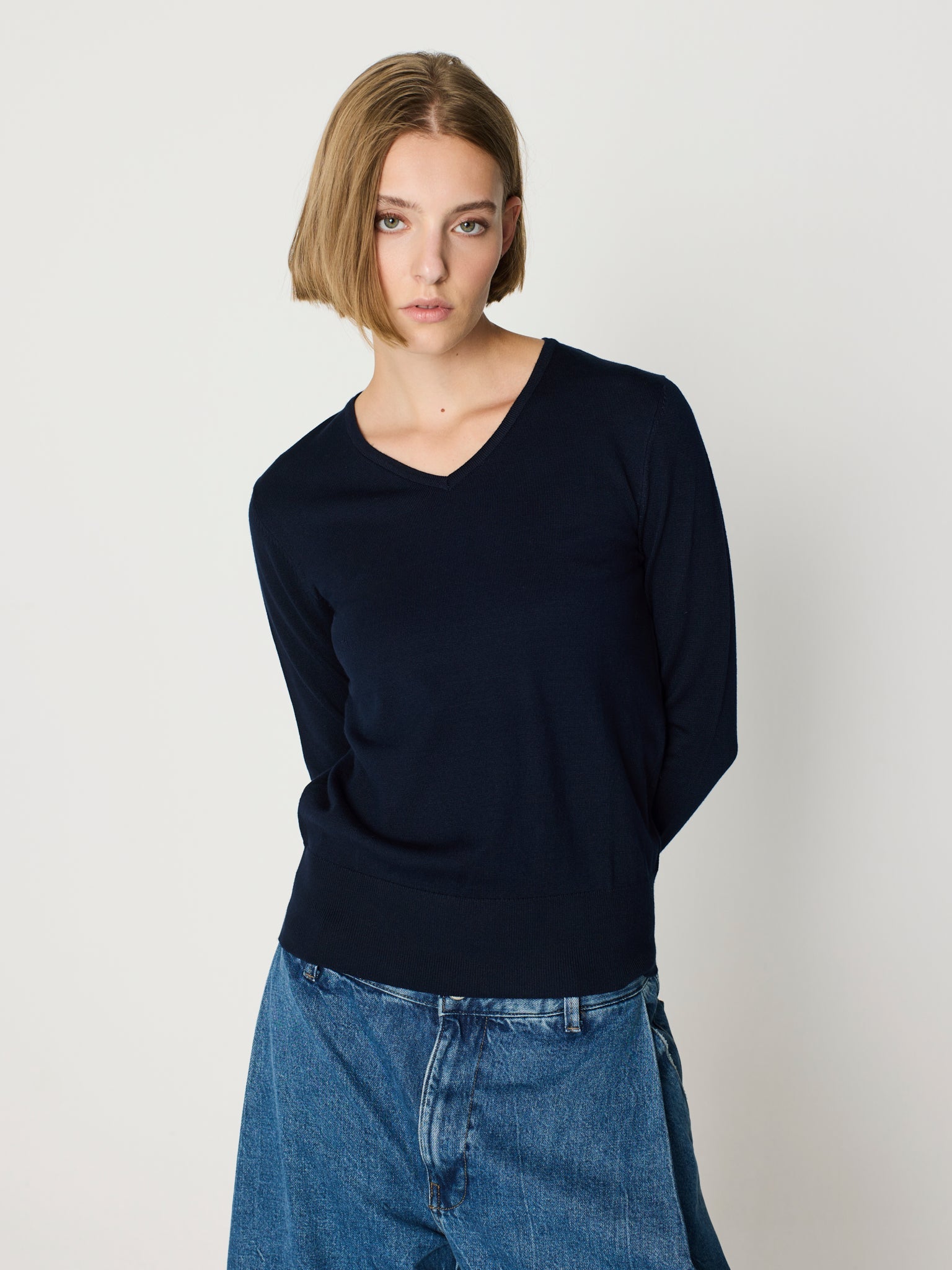 Jersey básico canalé ancho cuello pico y manga larga