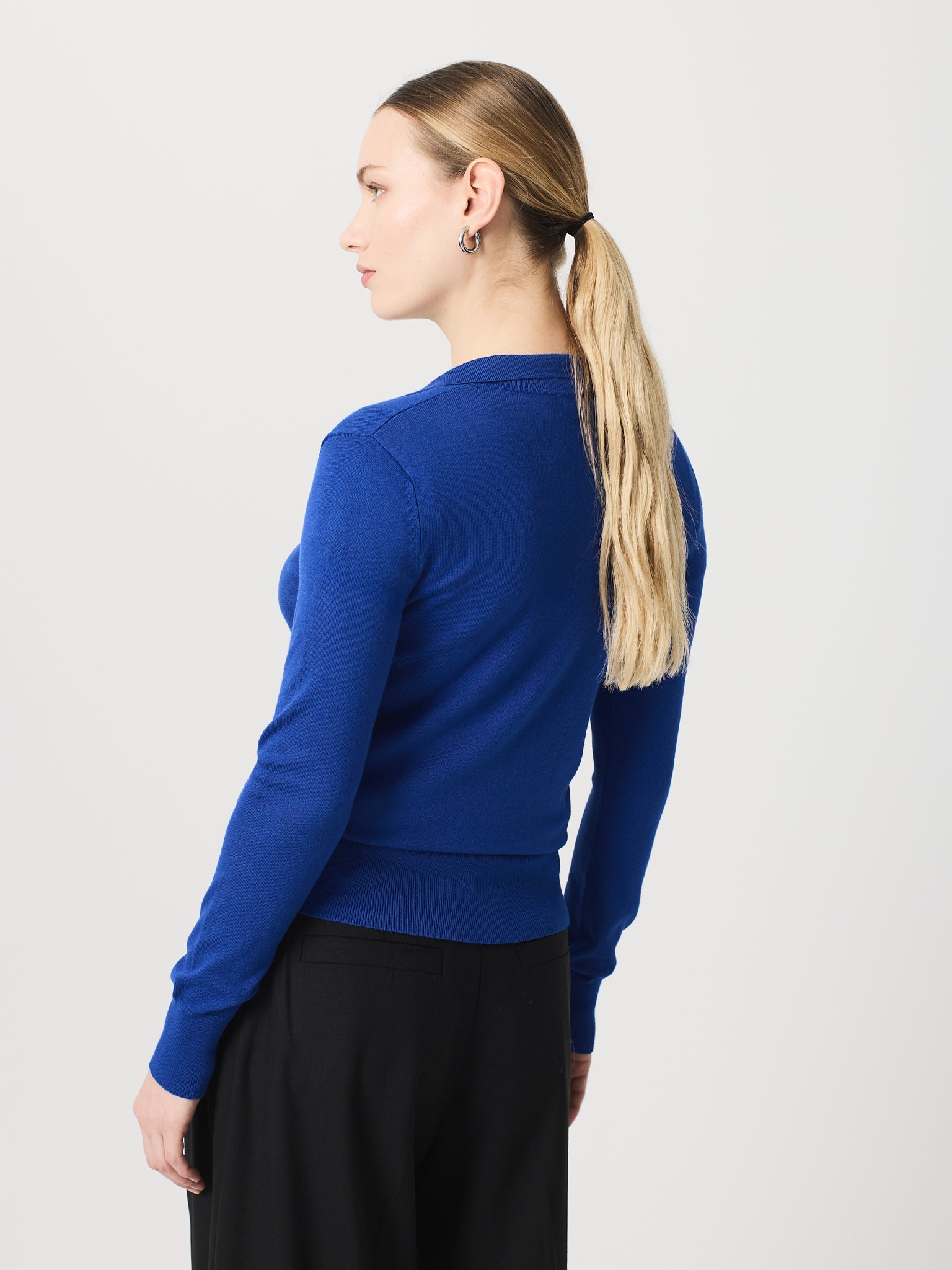 Jersey cuello polo y manga larga con detalle canalé ancho en puños y bajo