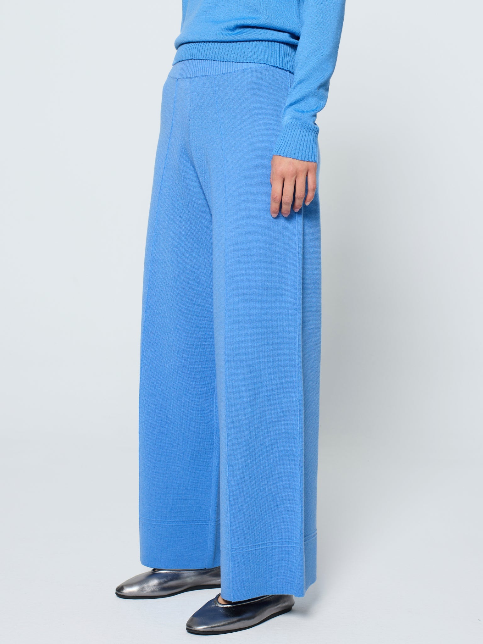 Pantalon con goma en la cintura y nervio central