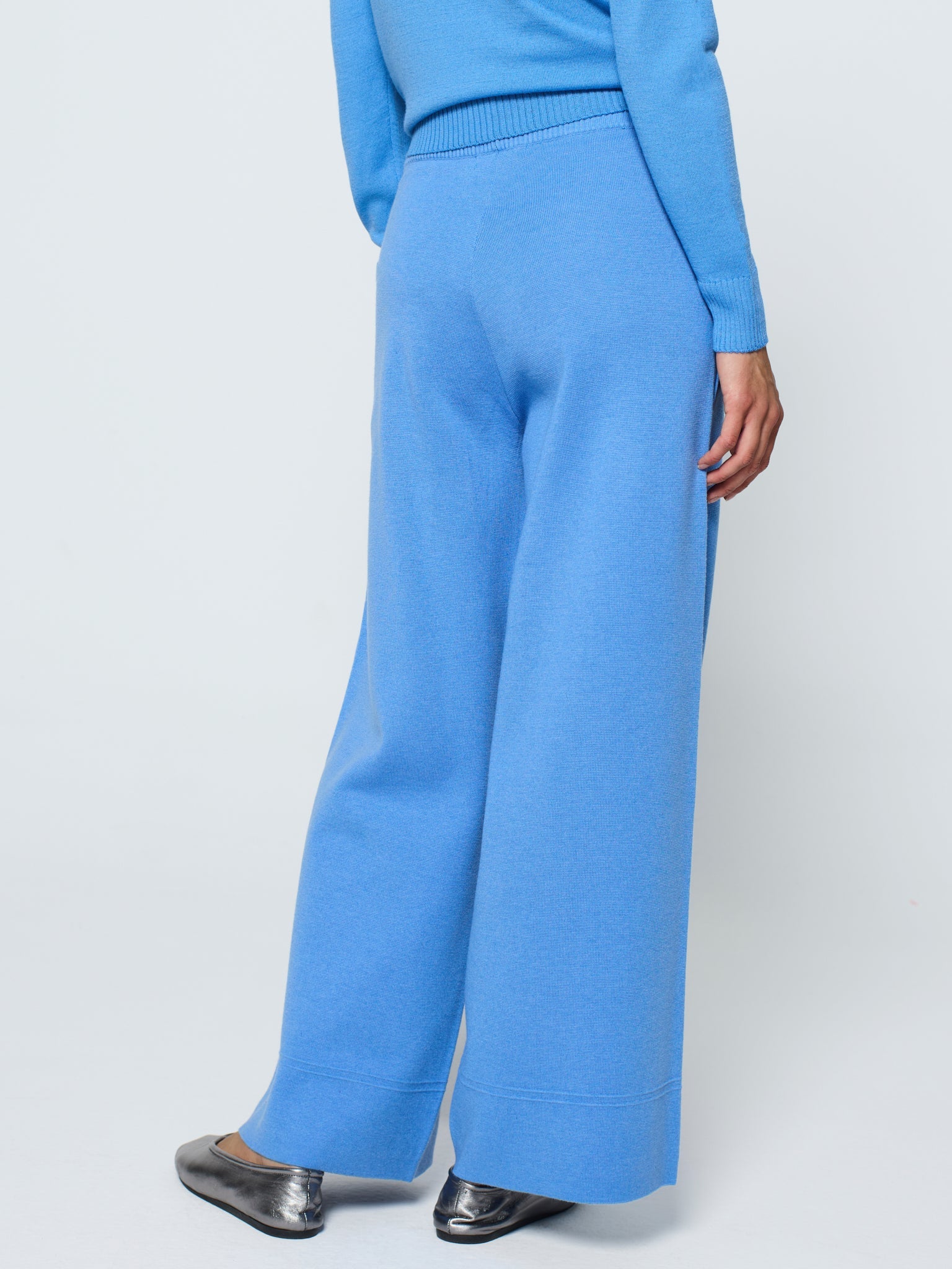 Pantalon con goma en la cintura y nervio central