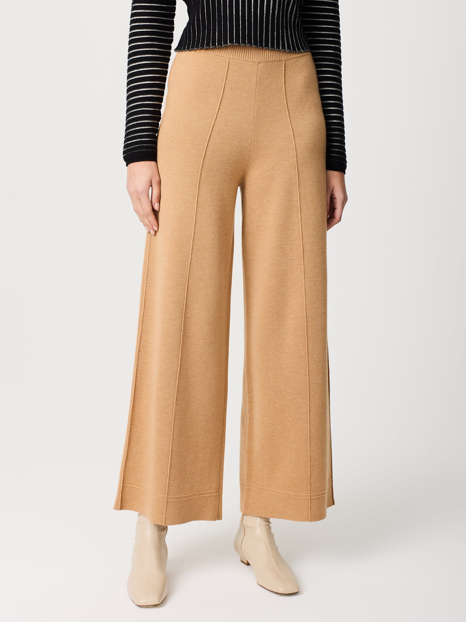 Pantalon con goma en la cintura y nervio central
