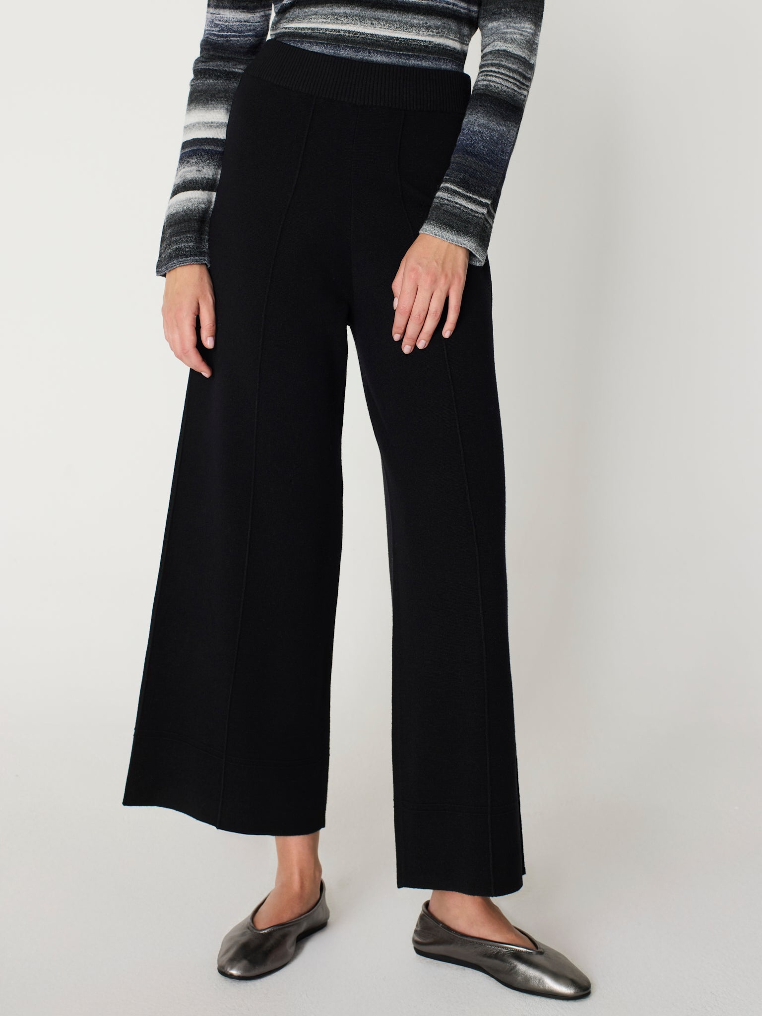 Pantalon con goma en la cintura y nervio central